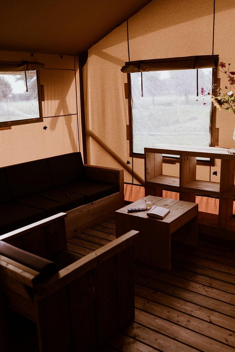 Groepsverblijf groepstent met 3 vijfpersoons glamping tenten (15 personen)