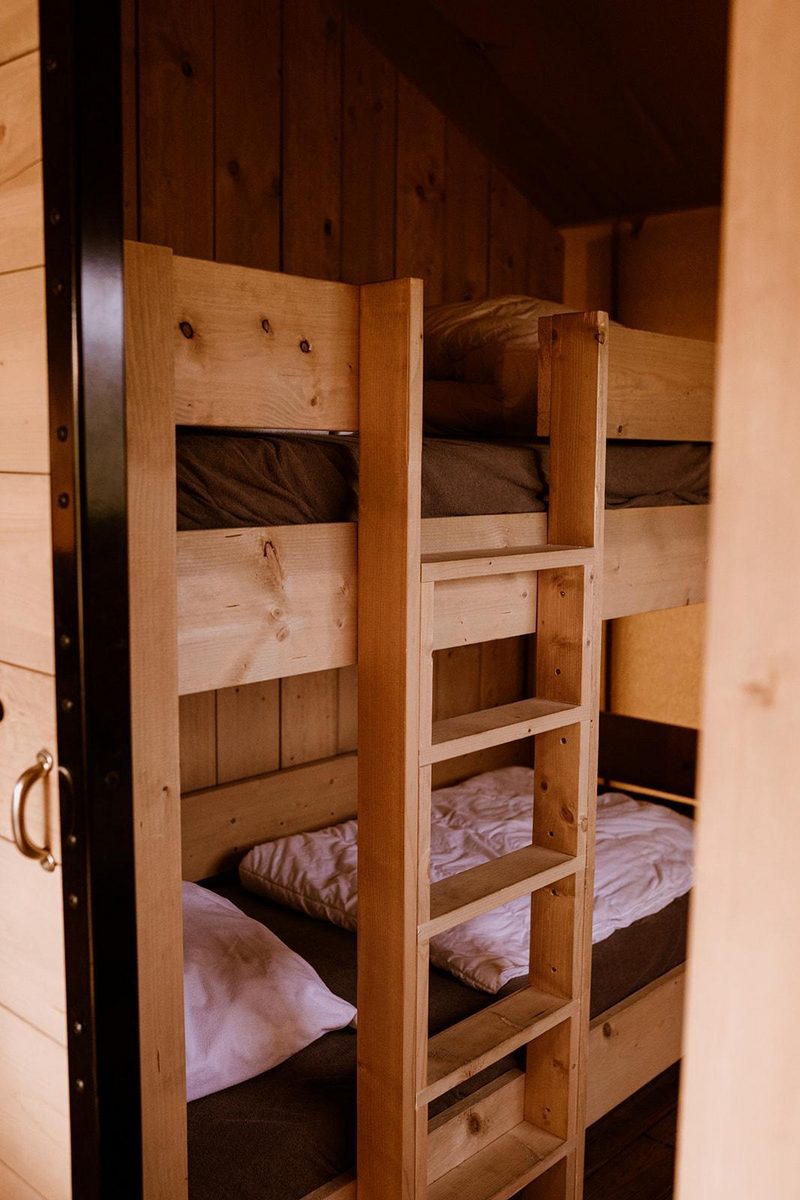 Groepsverblijf groepstent met 3 vijfpersoons glamping tenten (15 personen)