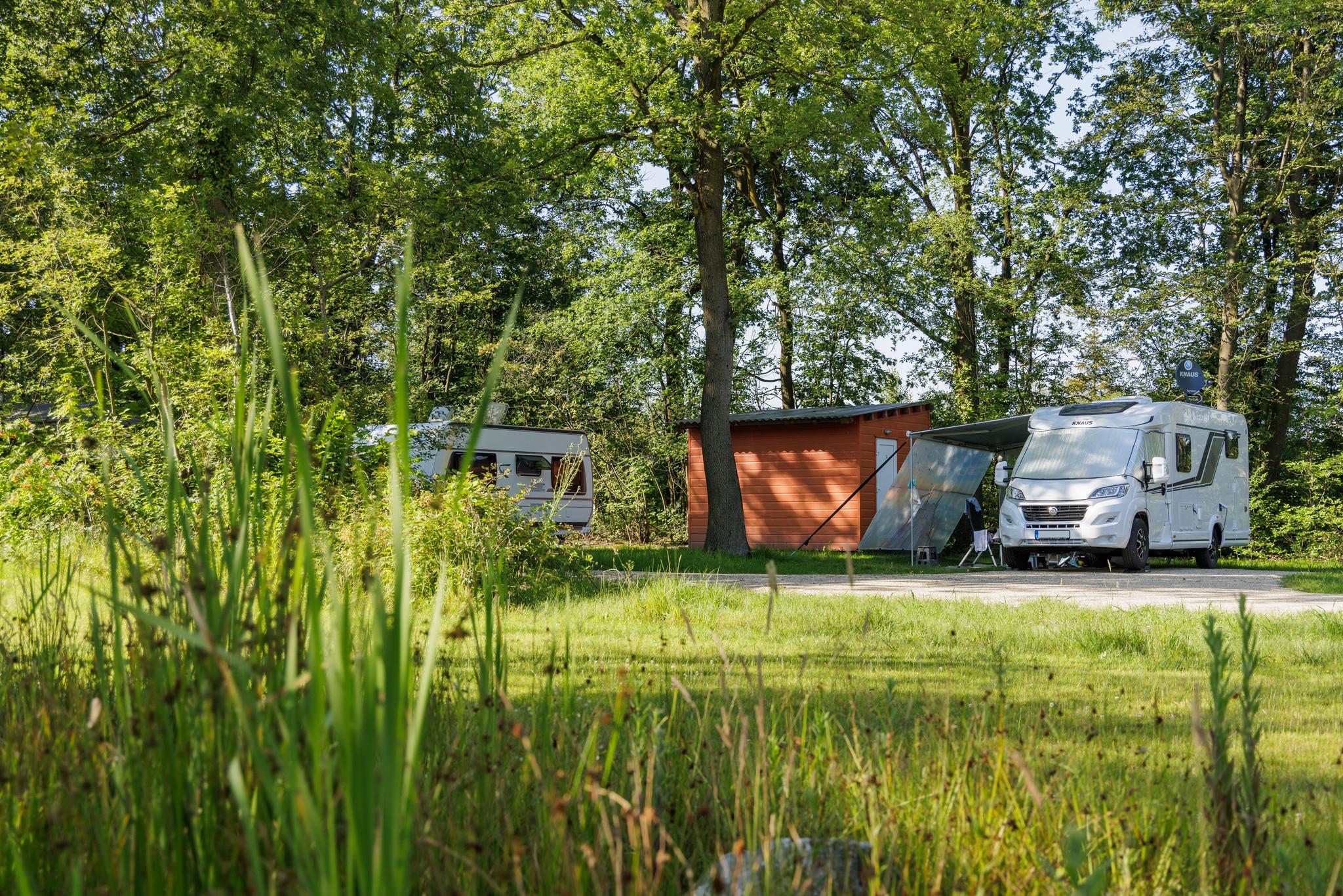 Emplacement confort avec installations sanitaires privées et surface partiellement pavée