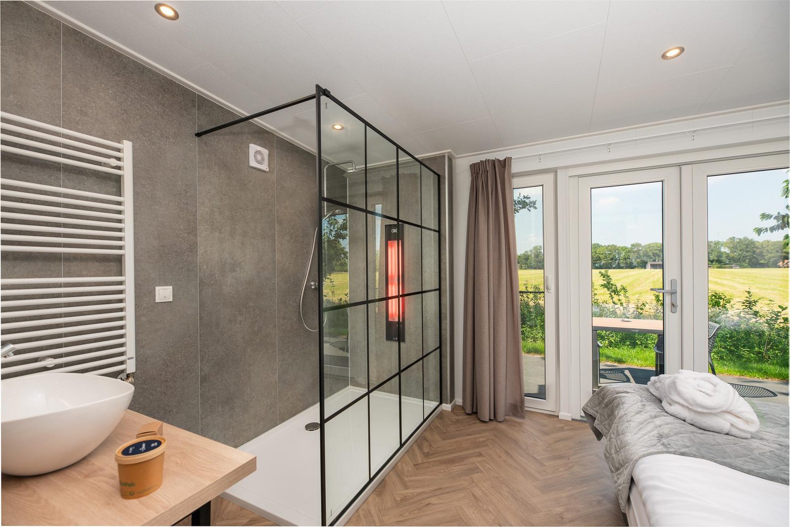 Wellnesslodge | jacuzzi, sauna en sunshower | 2 personen