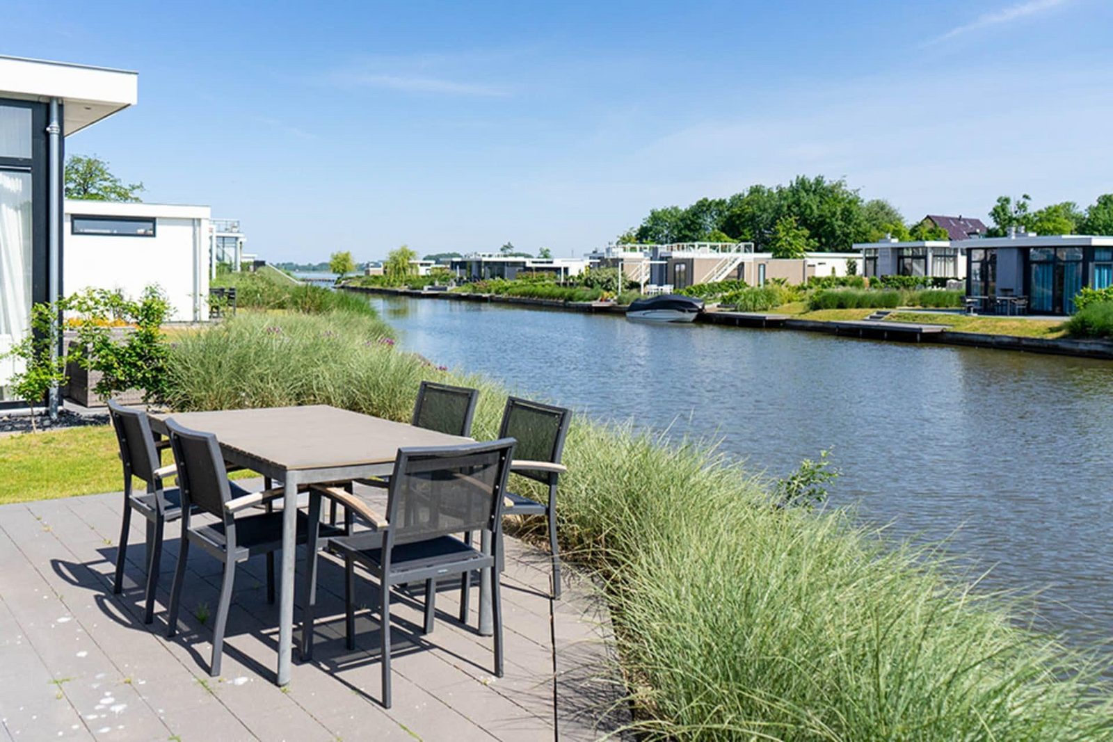 Pavilion Waterfront 6