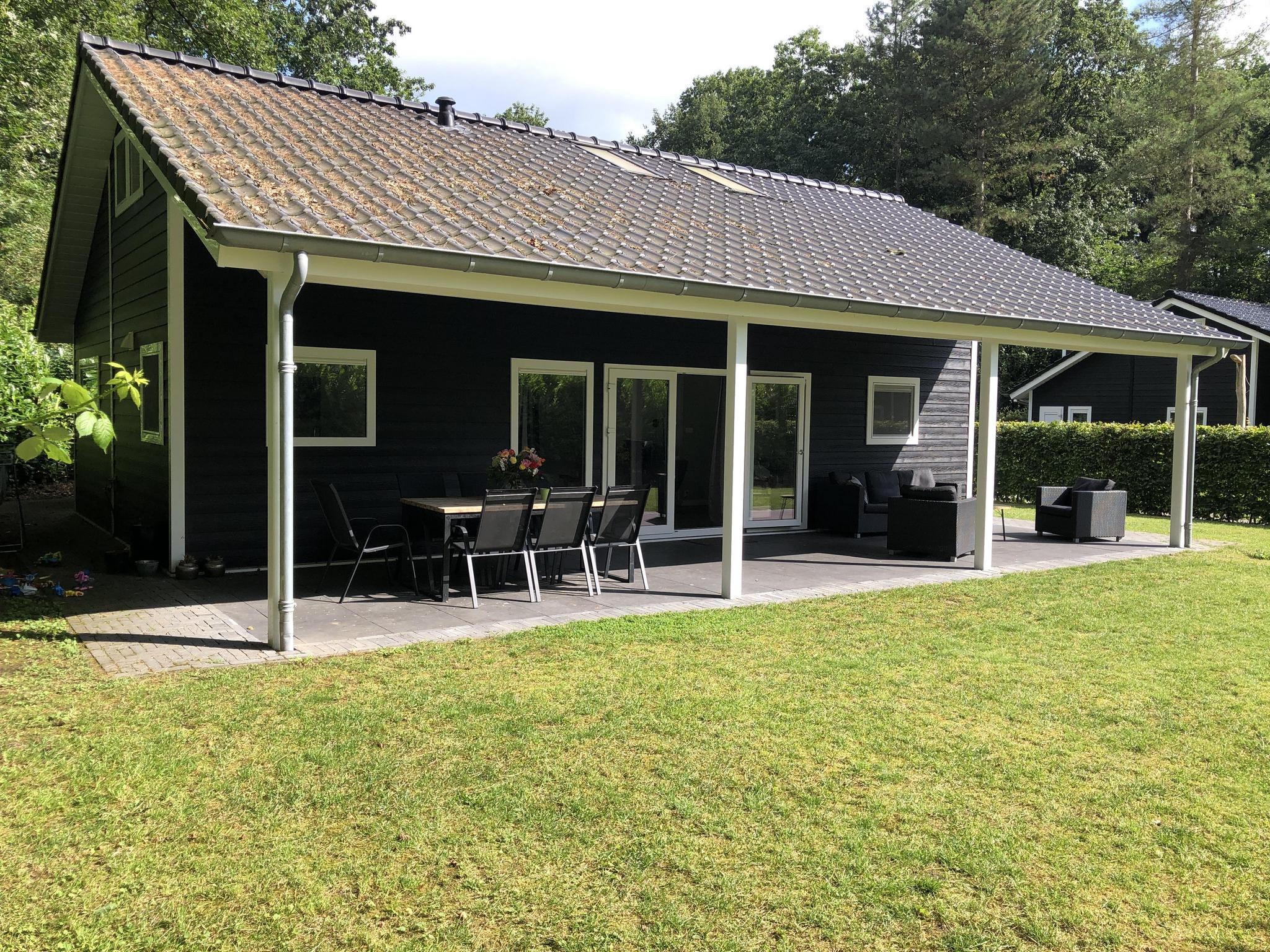 6-Personen-Villa sind sehr ruhig, sonnig und geräumig, mit Blick auf den großen Garten und den Waldrand.
