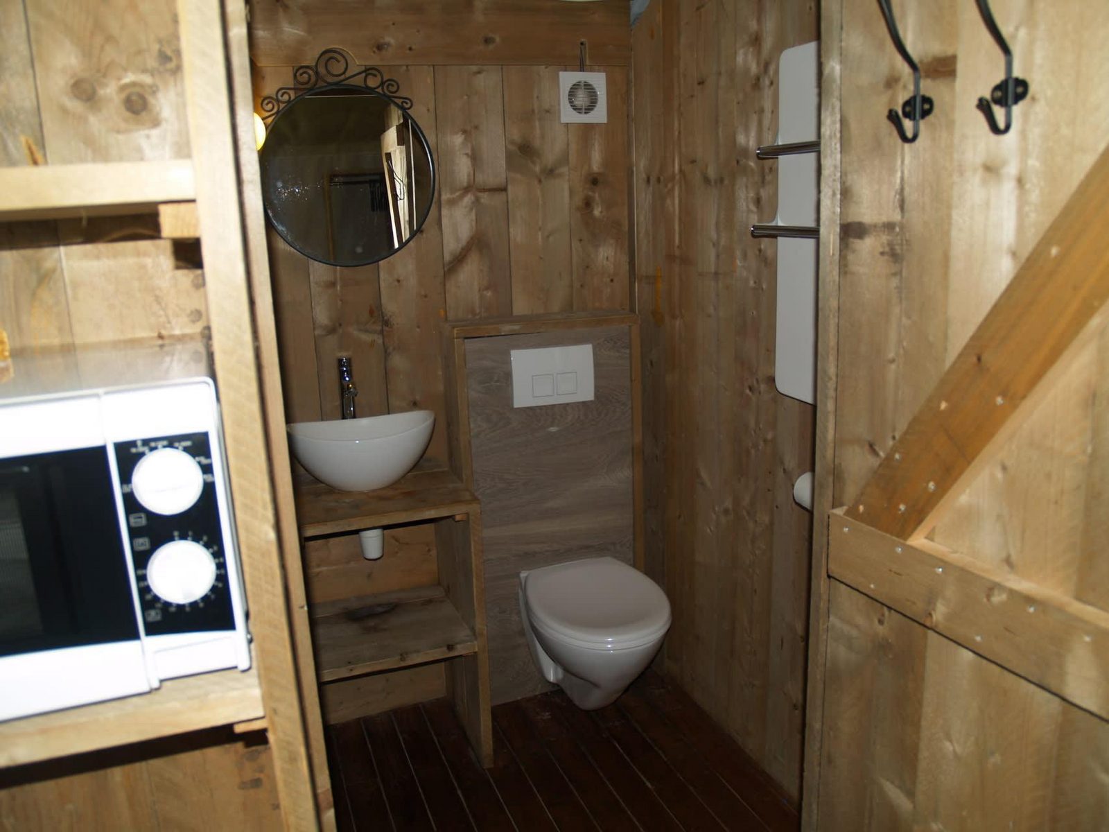 Four Season Lodge 6
