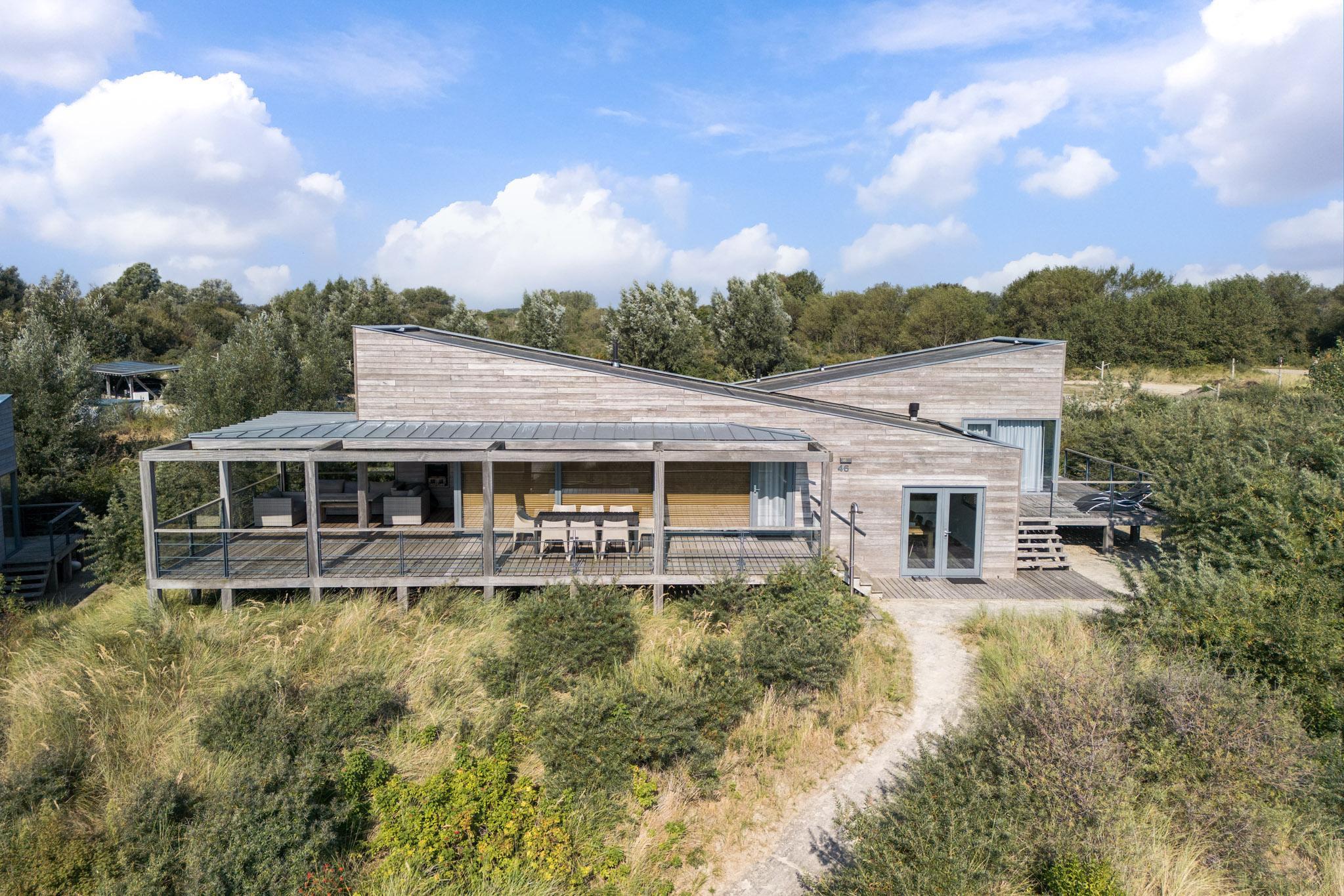 Deze 4 persoons Villa Super VIP biedt een uniek panoramisch uitzicht over het water en heeft een heerlijke groot terras.