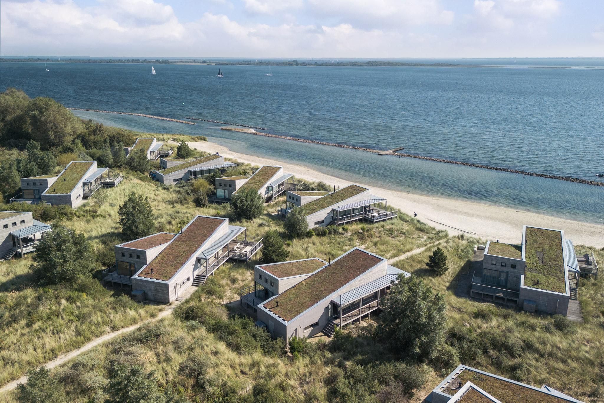 Die Villa Super VIP (4P) verfügt über eine luxuriöse und komfortable Innenausstattung, Terrasse mit Blick auf das Wasser, ideal für Kinder.