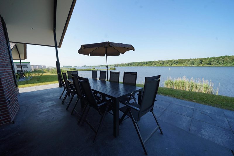 Overdekt terras direct aan het water
