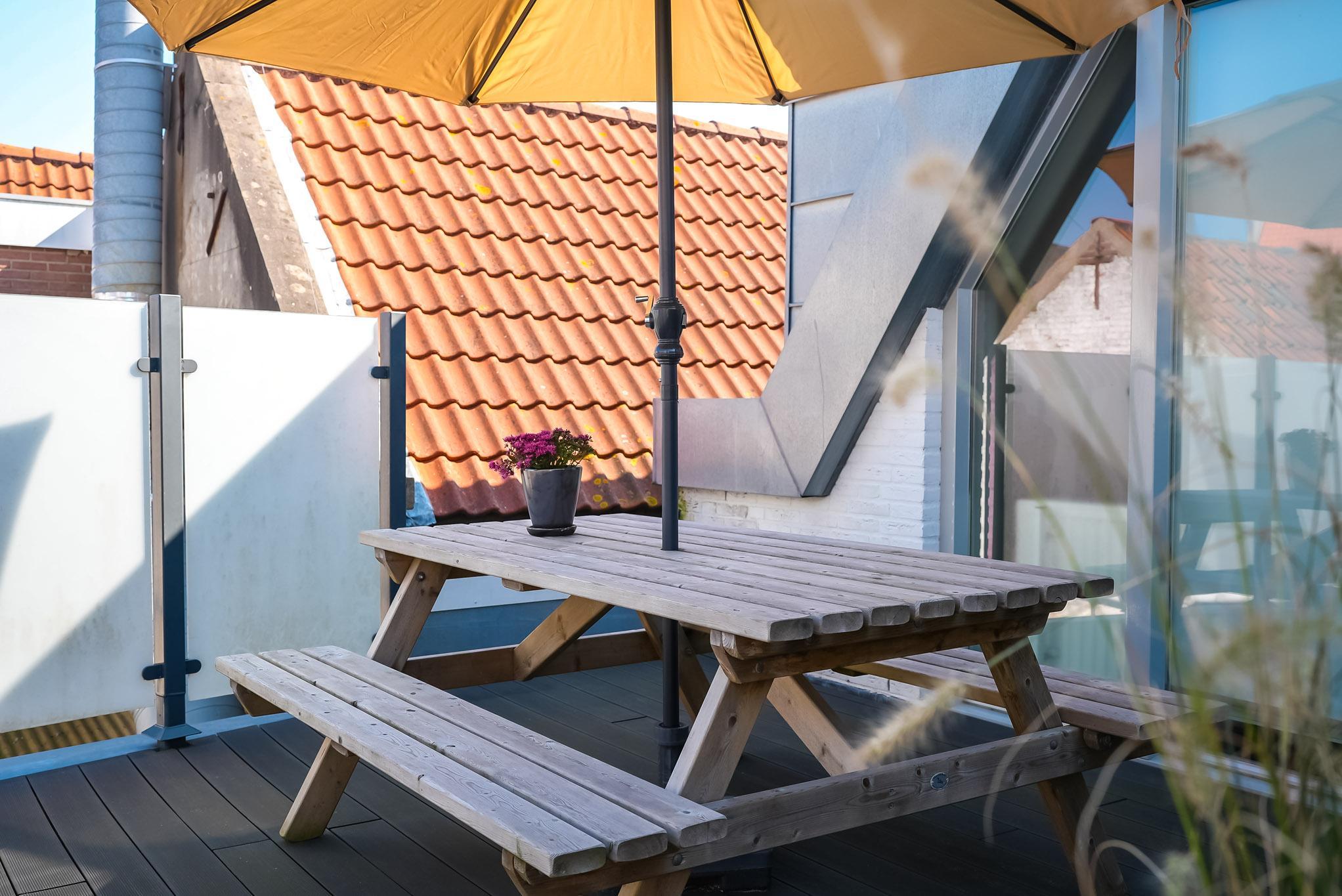Een vakantieappartement in het centrum van Ouddorp, modern ingericht, maar slechts 10 minuten fietsen van het zandstrand en de natuurlijke schoonheden van Goeree-Overflakkee.