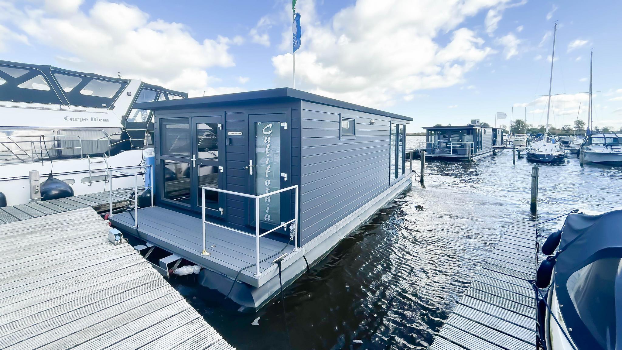 Einzigartige Übernachtung auf einem Hausboot mit Blick auf das Uitgeestermeer.