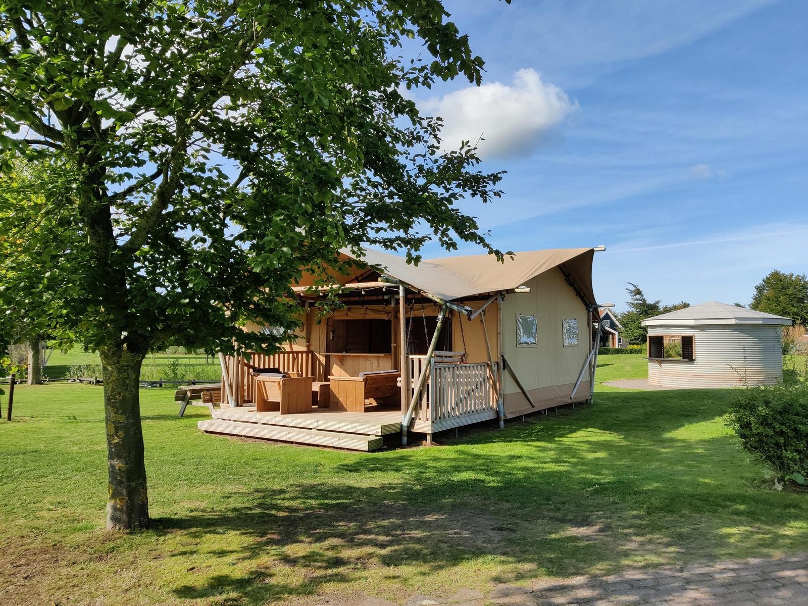 Groepsverblijf groepstent met 3 vijfpersoons glamping tenten (15 personen)