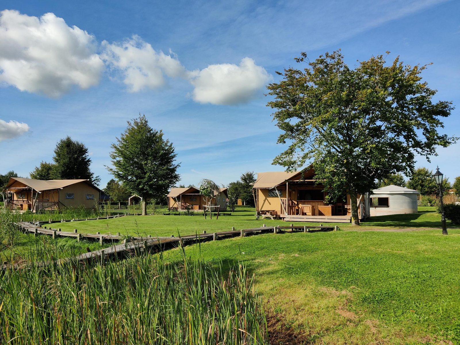 Groepsverblijf groepstent met 3 vijfpersoons glamping tenten (15 personen)