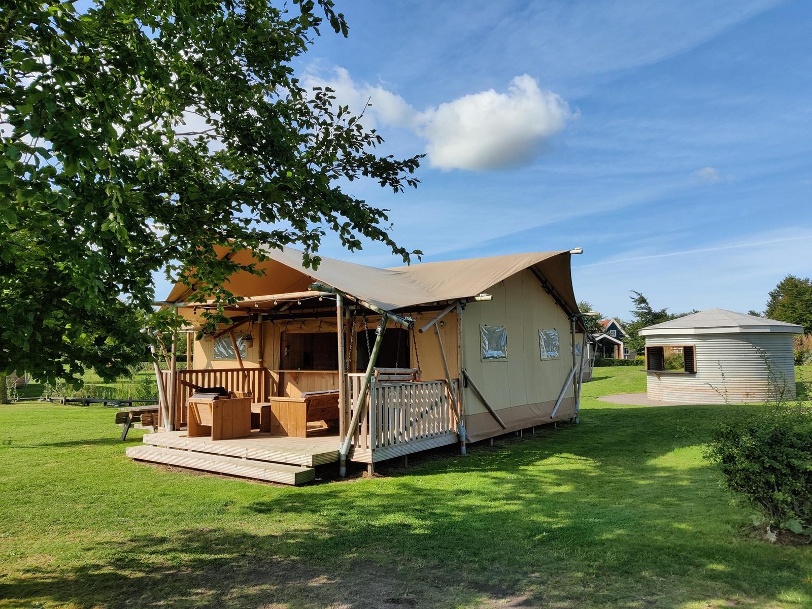 Groepsverblijf groepstent met 3 vijfpersoons glamping tenten (15 personen)