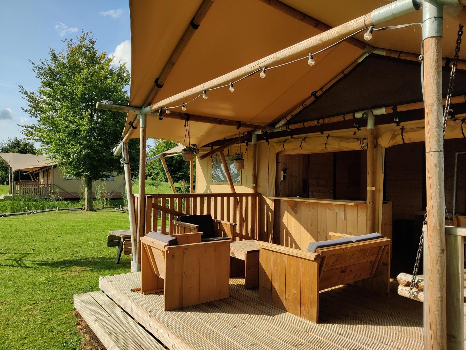 Groepsverblijf groepstent met 3 vijfpersoons glamping tenten (15 personen)