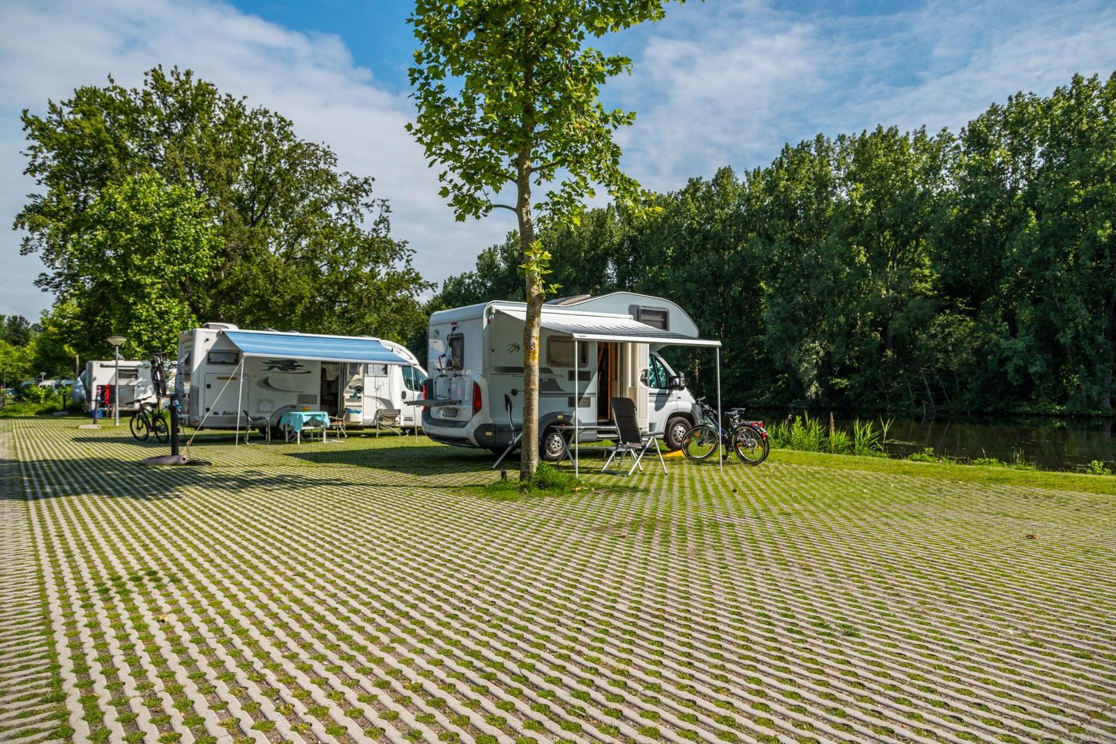 Camperplaats Comfort L aan het water