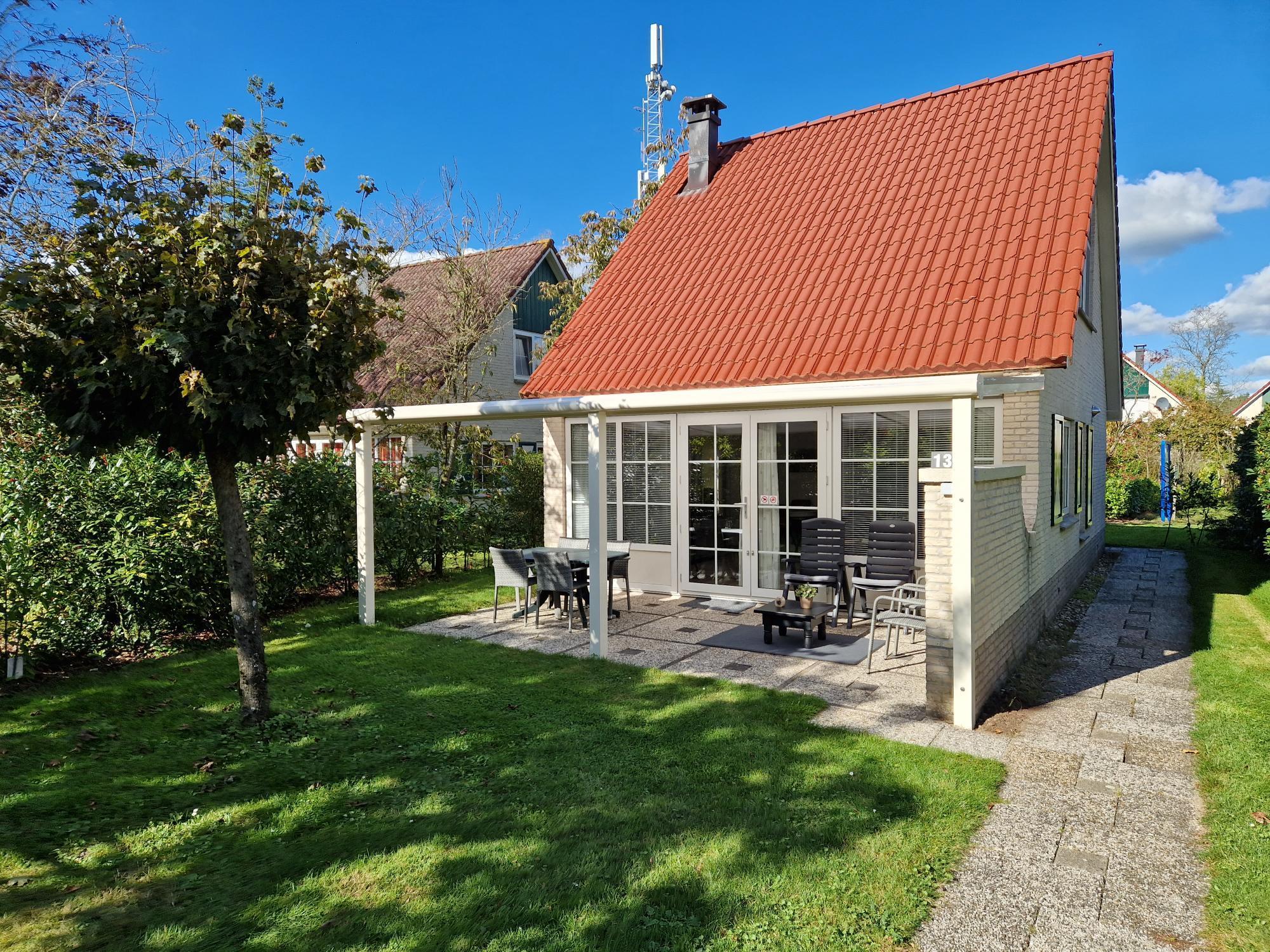 Bungalow für 4 Personen mit Veranda und Klimaanlage im Erdgeschoss