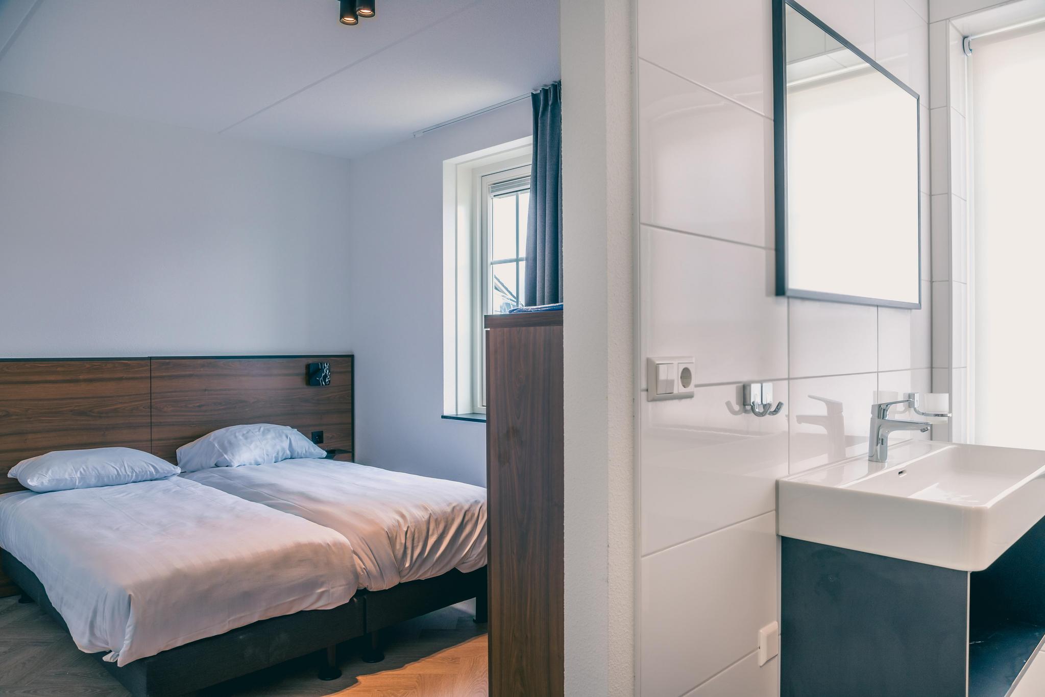 Accommodation IJsselmeer - Holiday home - Watervilla Jacuzzi 6 - 12