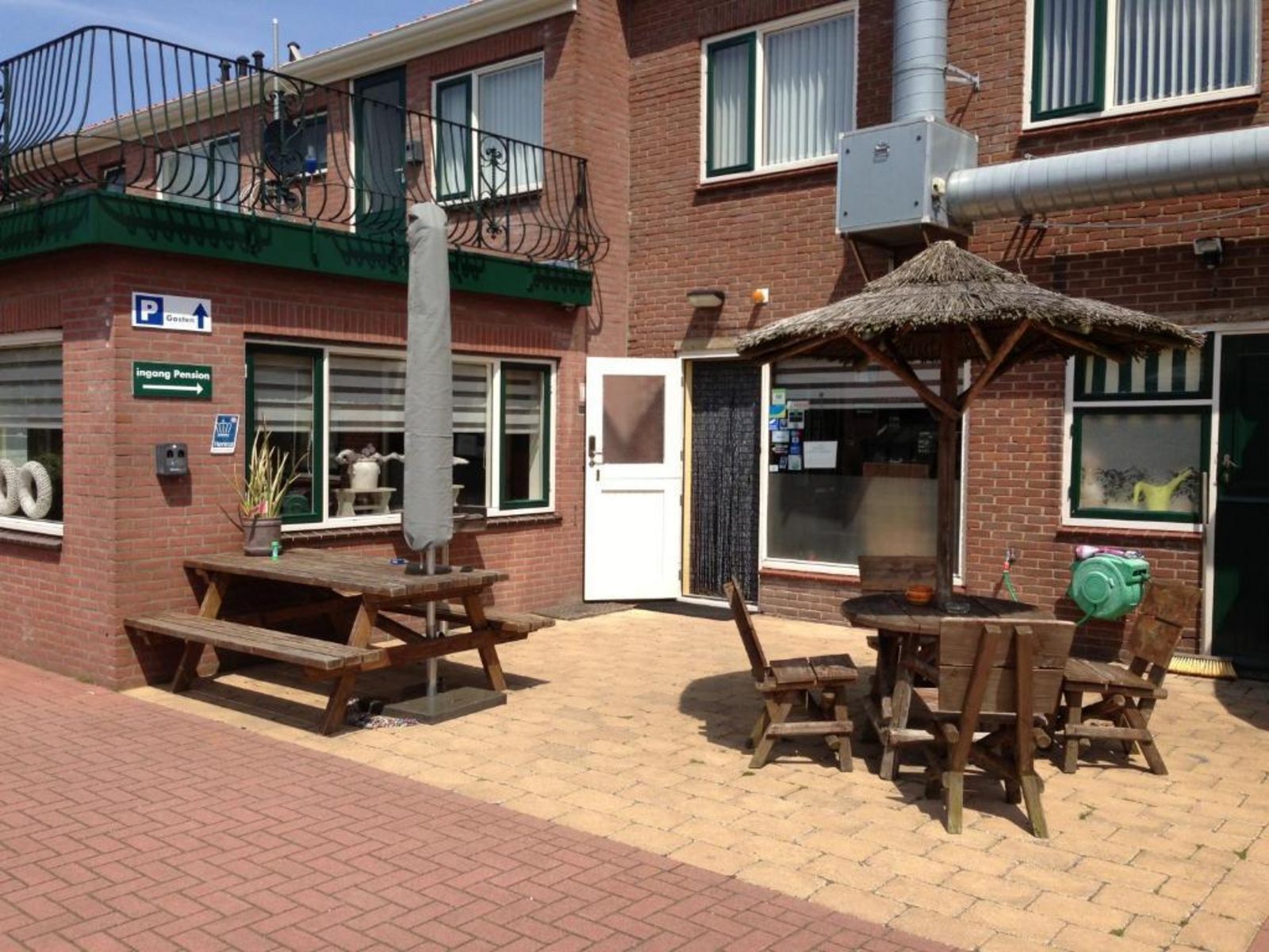 Double room with shared bathroom facilities in the hallway