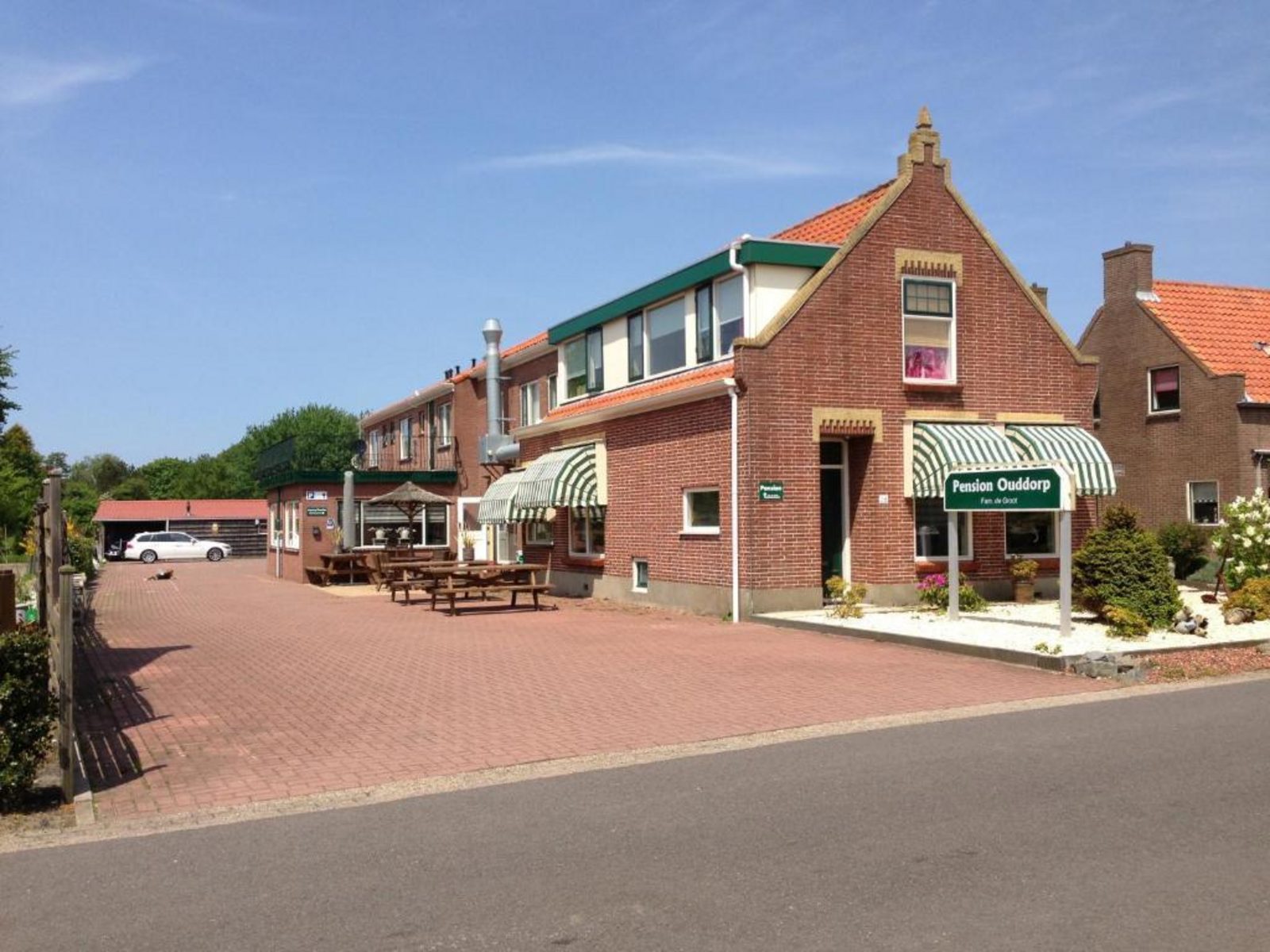 Double room with shared bathroom facilities in the hallway