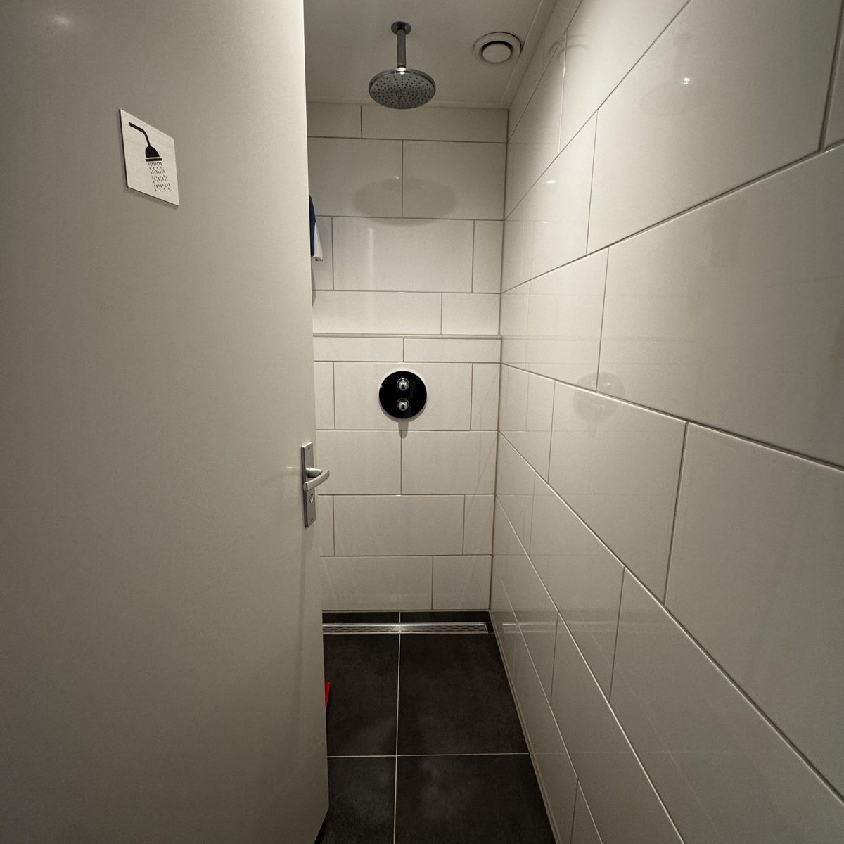 Double room with shared bathroom facilities in the hallway