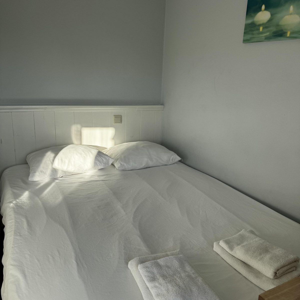Double room with shared bathroom facilities in the hallway