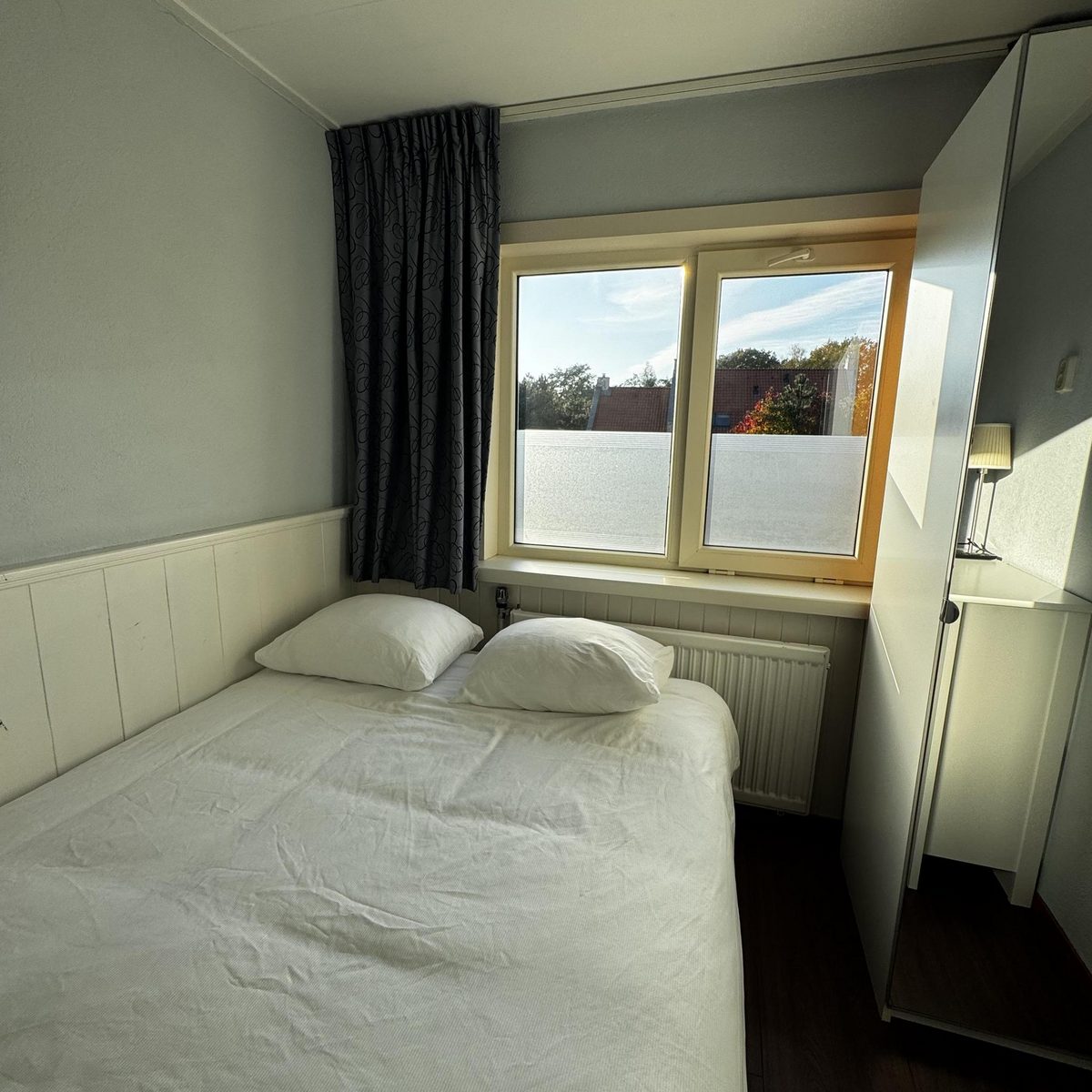 Double room with shared bathroom facilities in the hallway