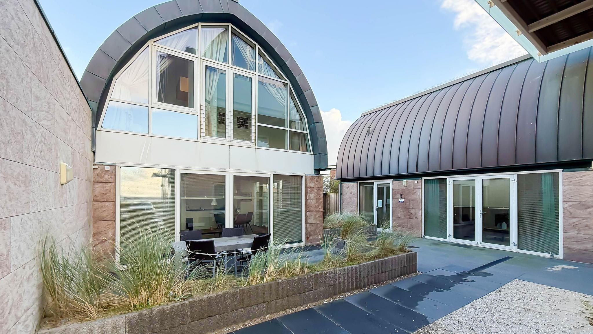 Vakantiewoning met zonnige tuin en aan zee