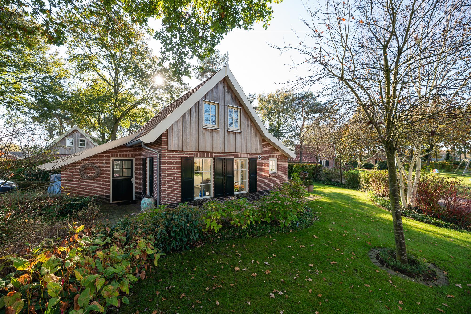 Diese sehr komfortable Villa für 6 Personen befindet sich im Ferienkomplex Buitengoed Het Lageveld, in einem schönen Waldgebiet in der Nähe von Almelo und Enschede.