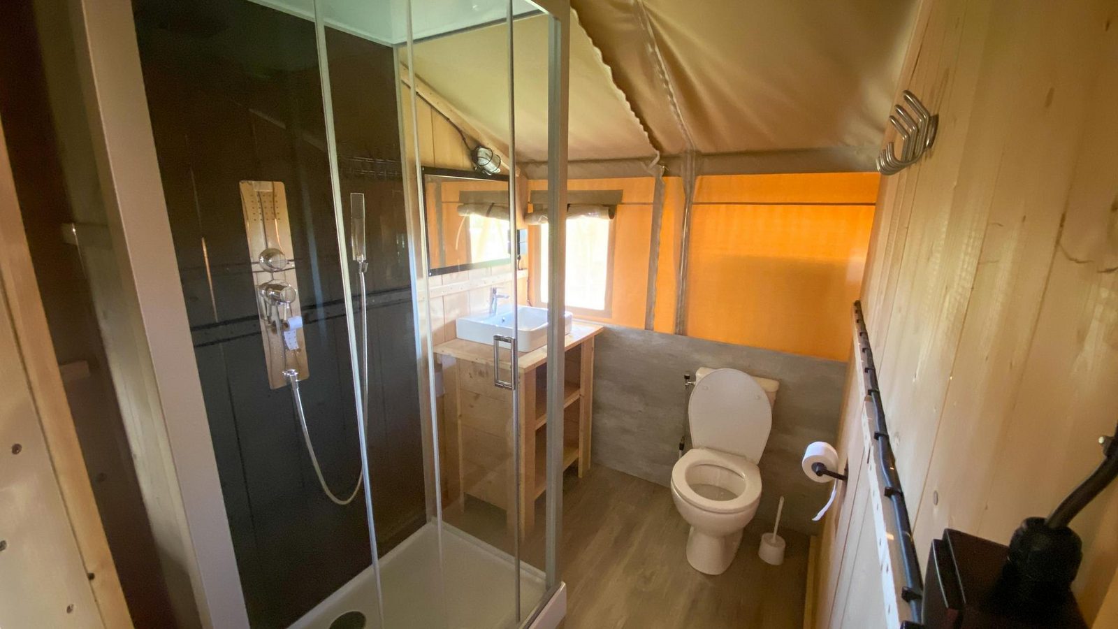 Tentes safari avec sanitaires 5 pers.