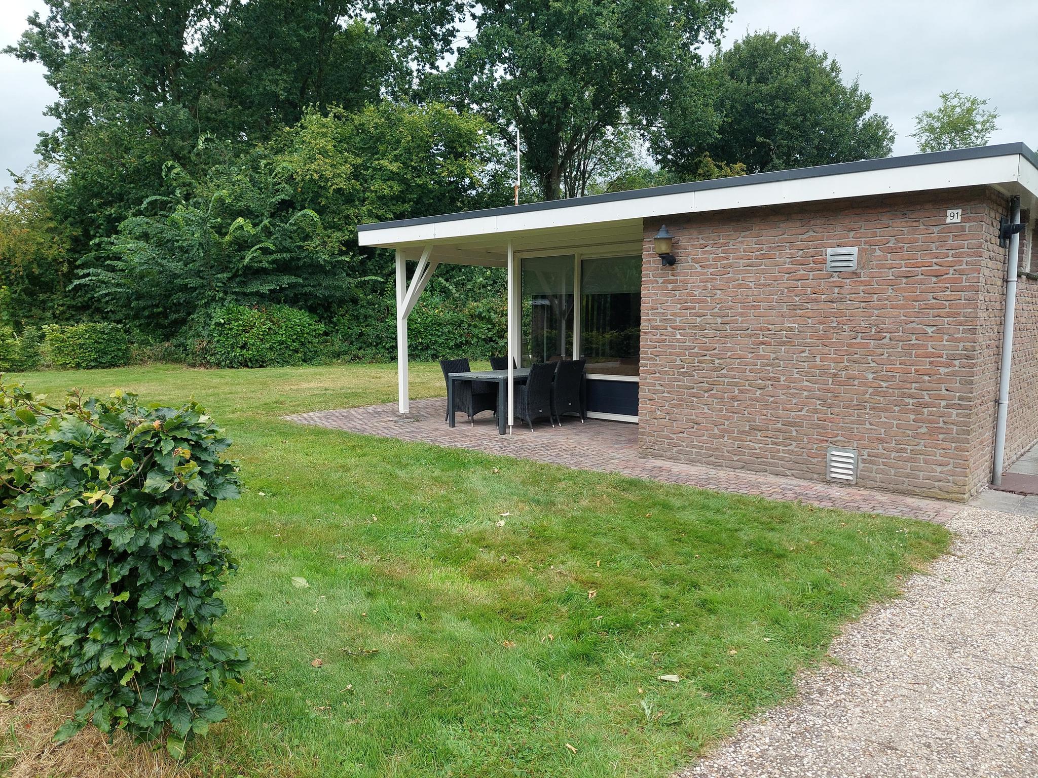 Bungalow Dopheide staat op een rustige plek op het Vakantiepark de Kremmer. De bungalow is zeer geschikt voor rustzoekers.