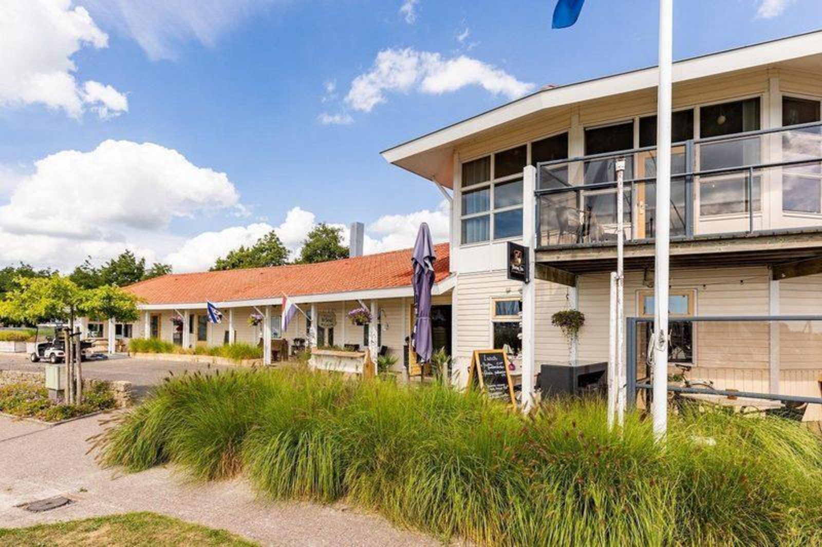 The Surfing Field (35 m²)