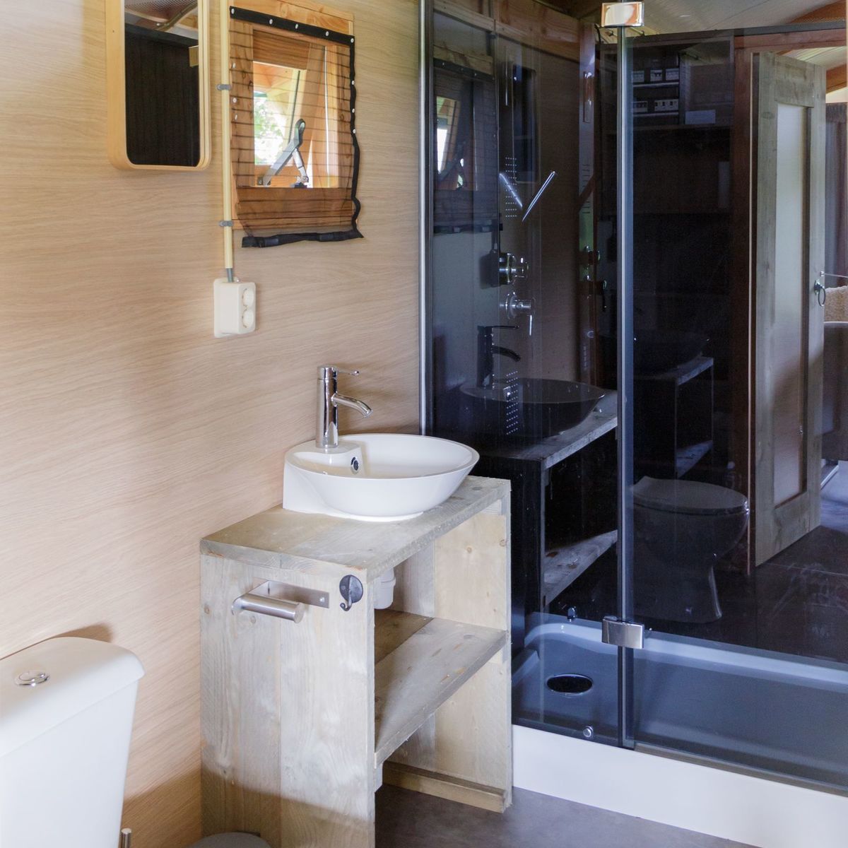 Luxe lodge met vaatwasser en oventje.