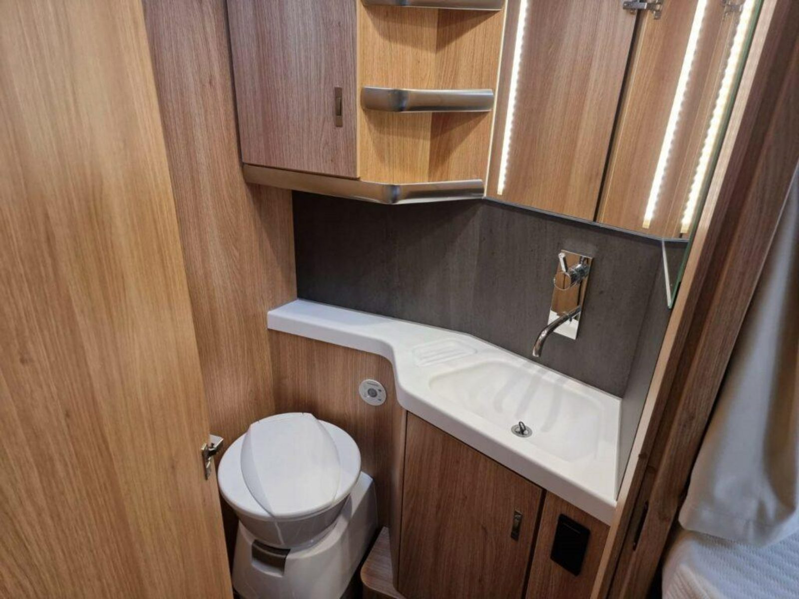 RE09 - Knaus Sky TI 700 MEG