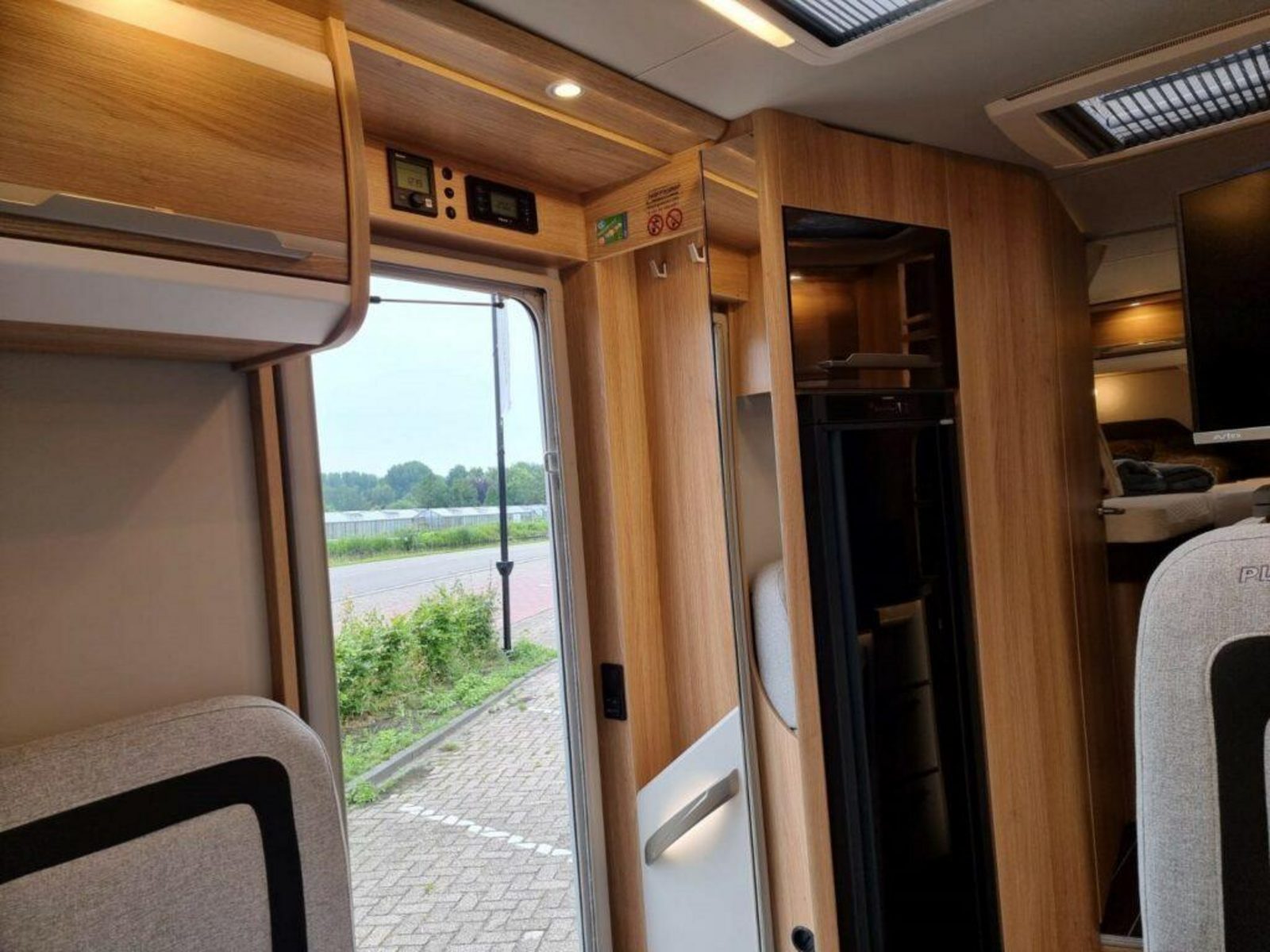 RE09 - Knaus Sky TI 700 MEG