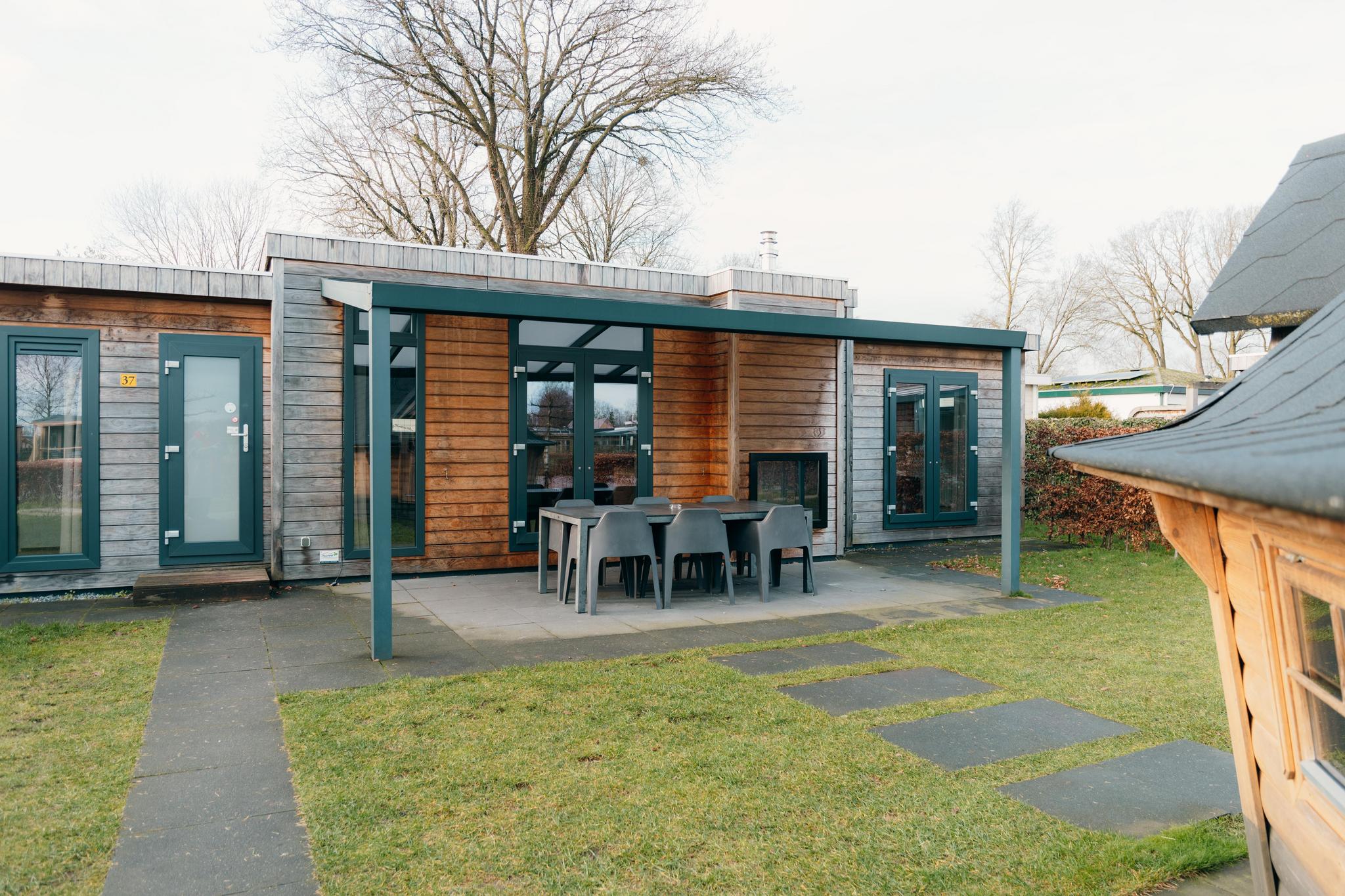 Groepsaccommodatie voor 12 personen, bestaande uit twee villa’s, een grillhuis én een sauna.