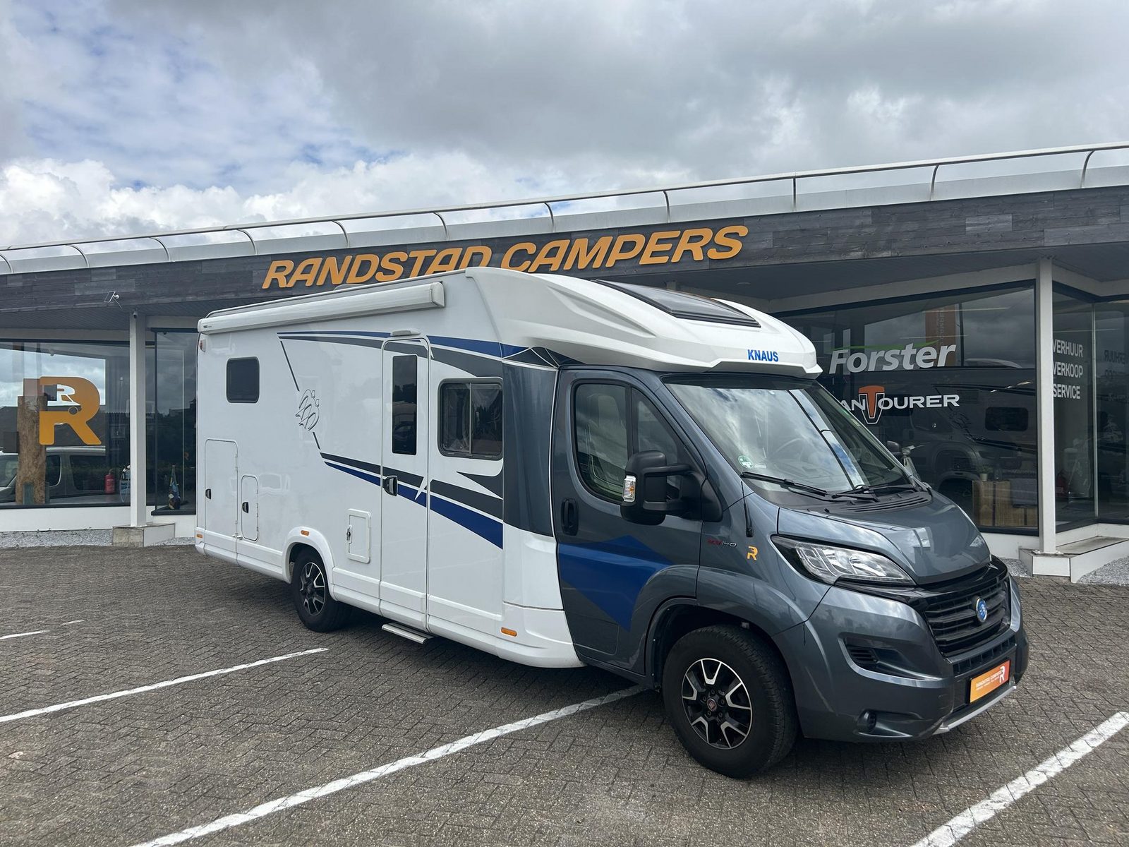 REH81 - Knaus Live Wave 700 MEG