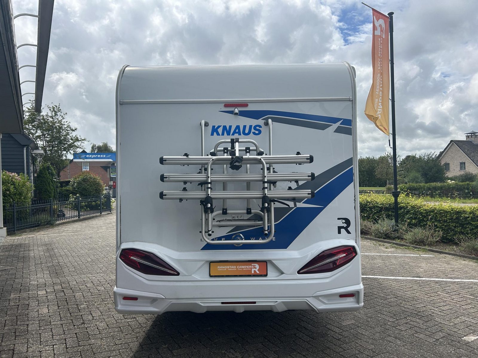 REH81 - Knaus Live Wave 700 MEG