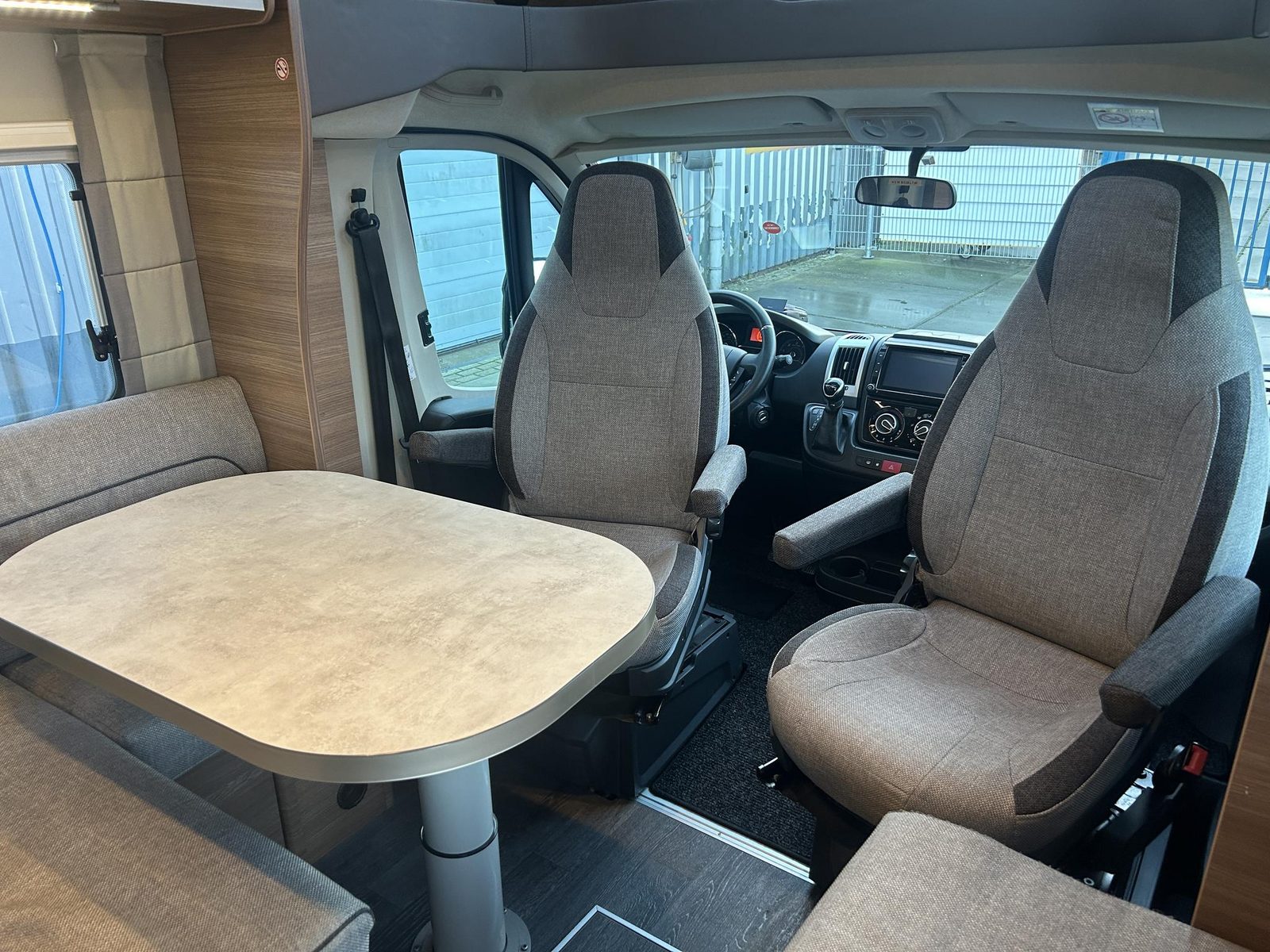 REH81 - Knaus Live Wave 700 MEG