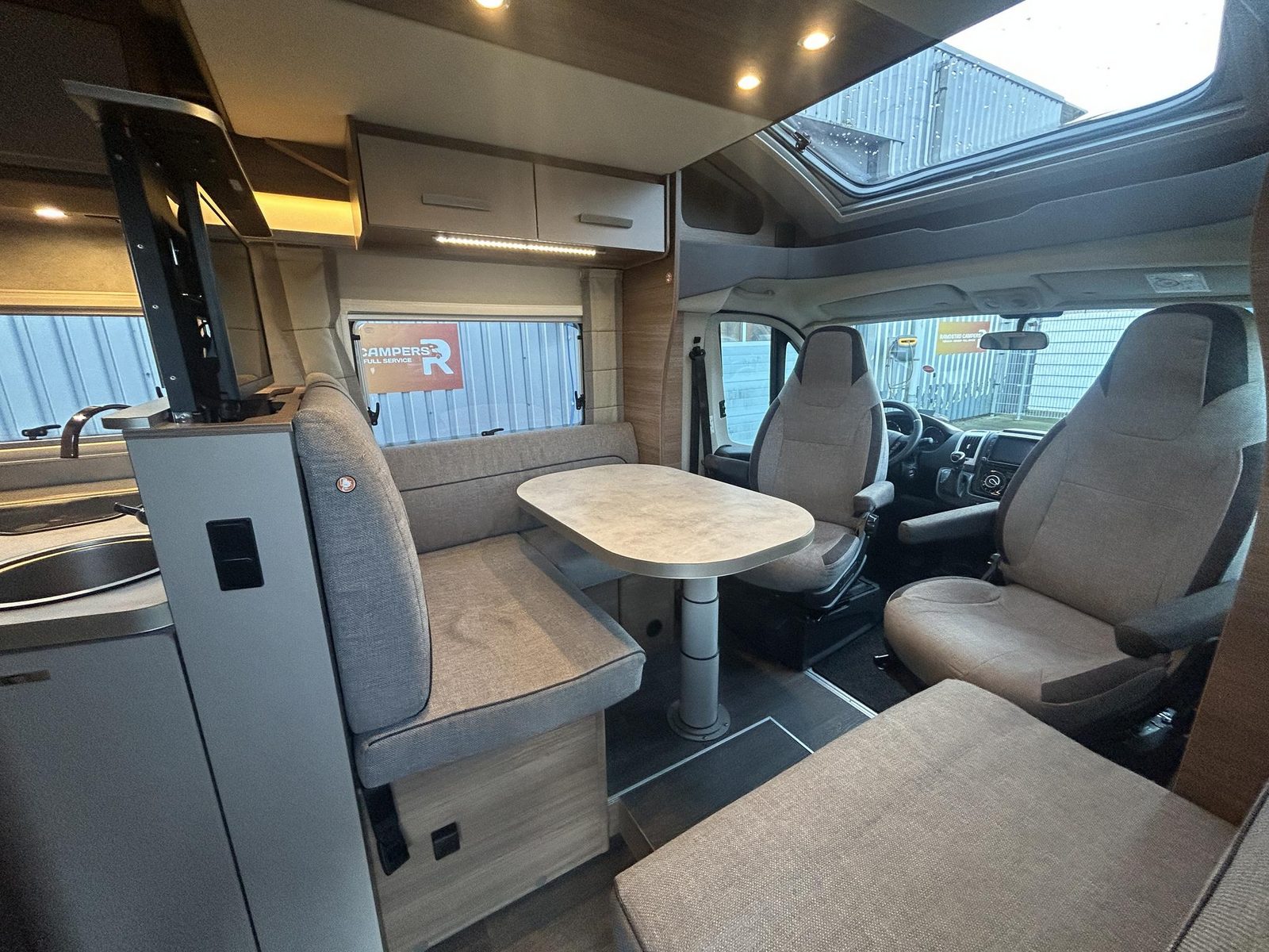 REH81 - Knaus Live Wave 700 MEG