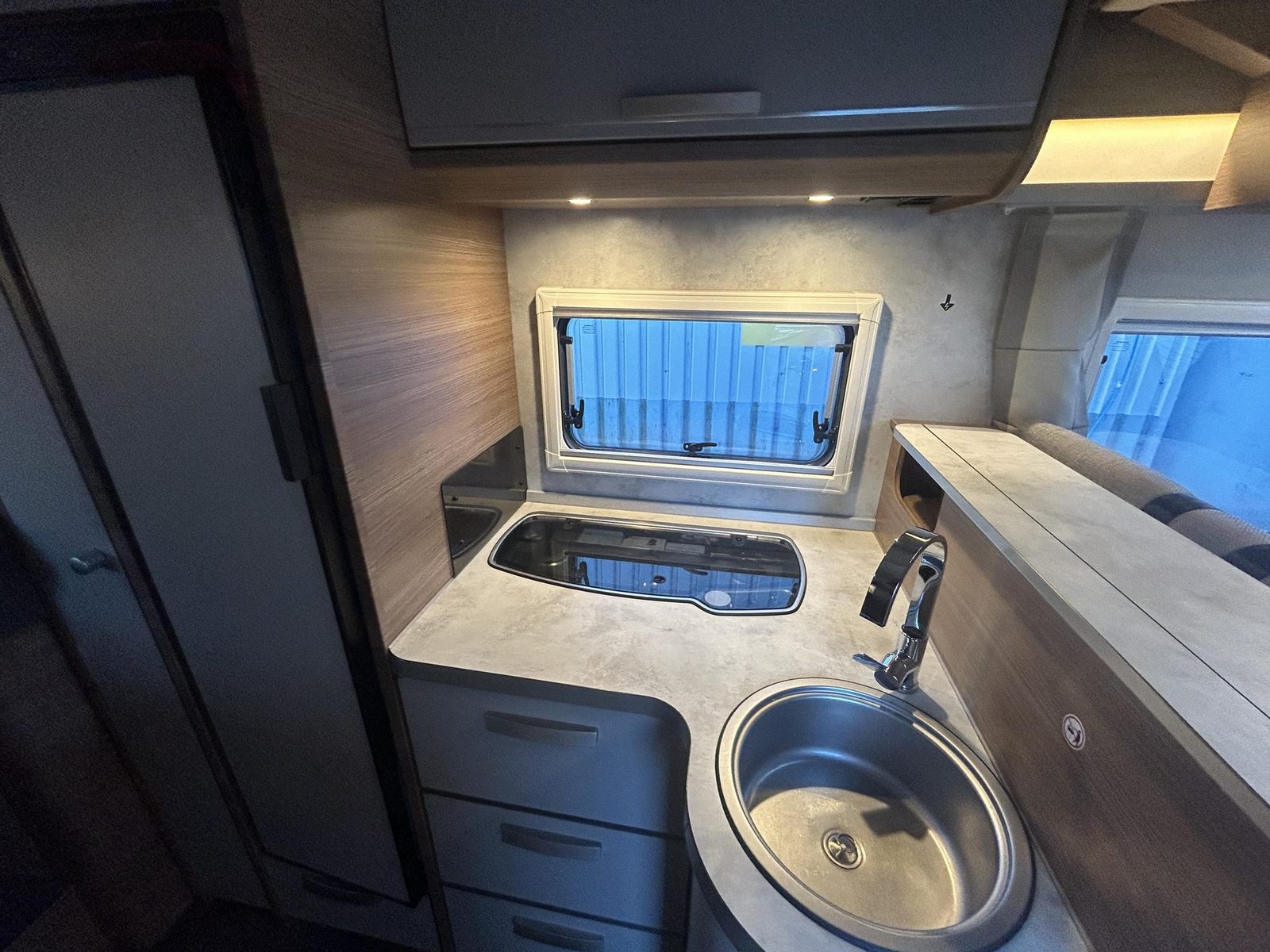 REH81 - Knaus Live Wave 700 MEG