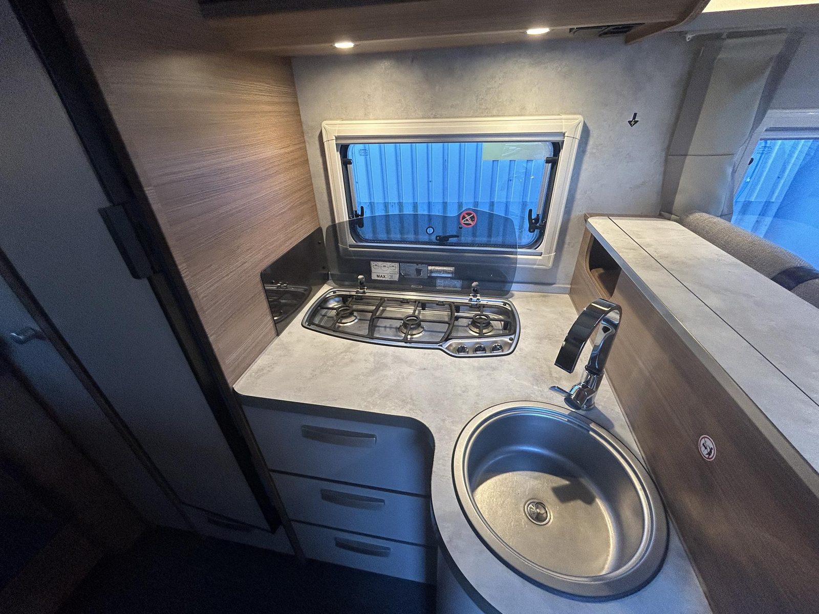 REH81 - Knaus Live Wave 700 MEG
