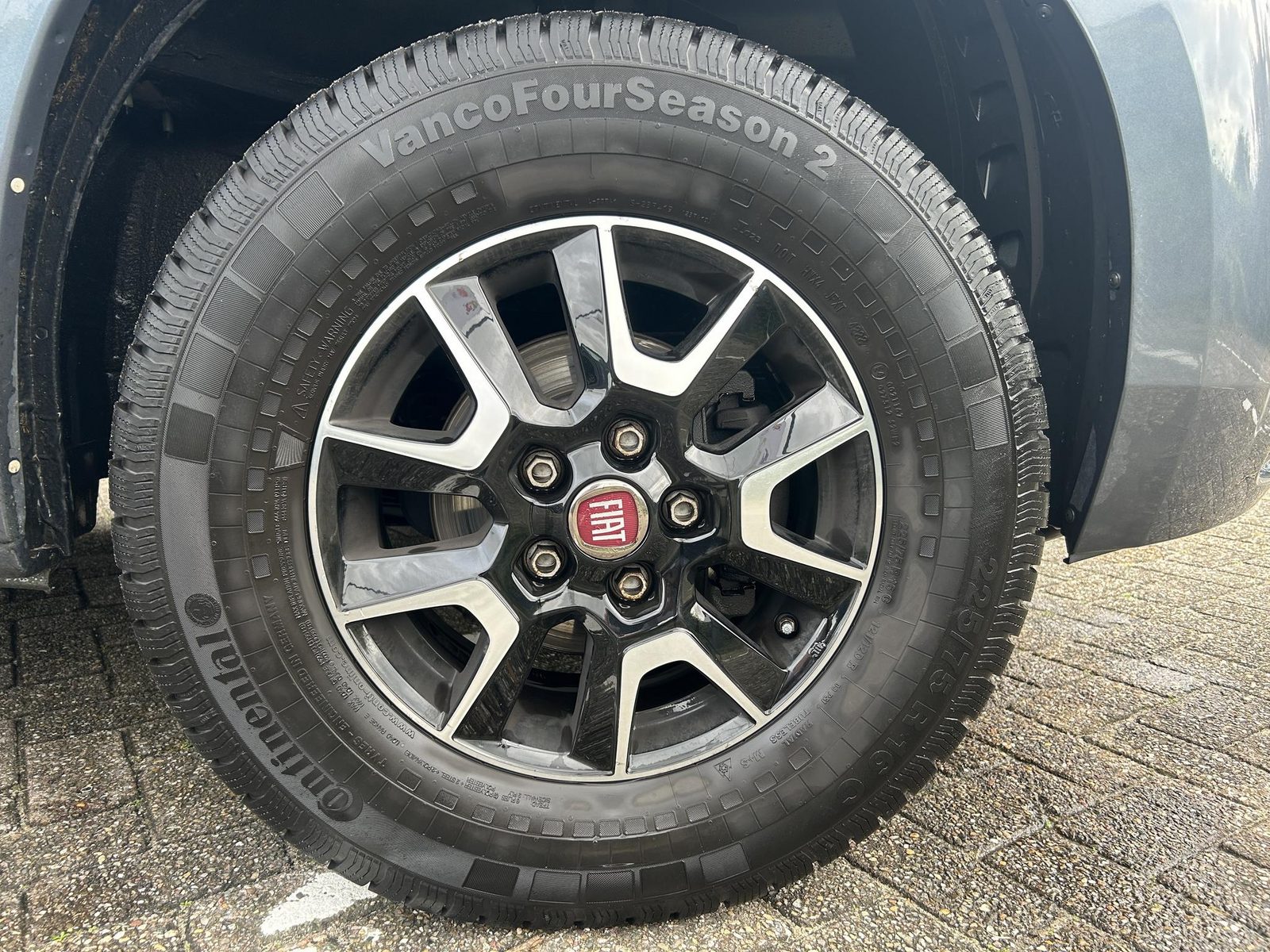 REH81 - Knaus Live Wave 700 MEG