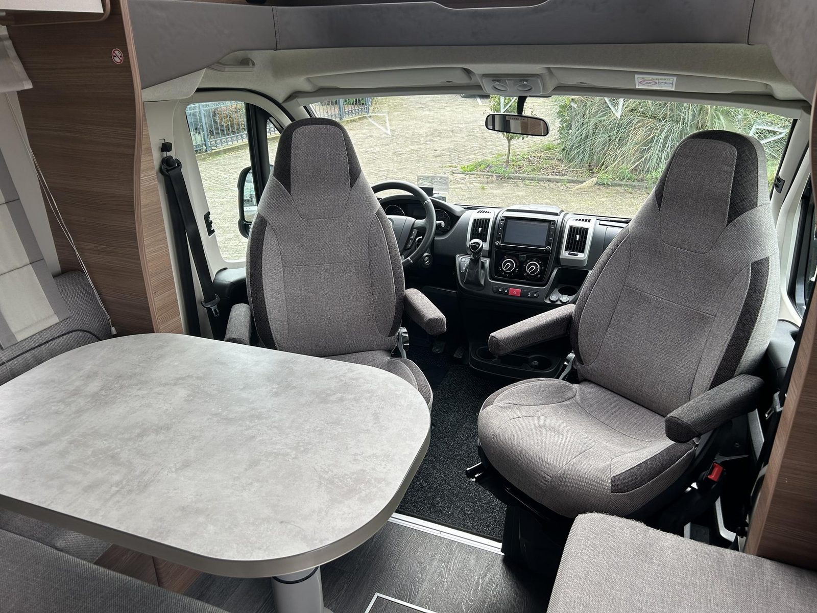 REH81 - Knaus Live Wave 700 MEG