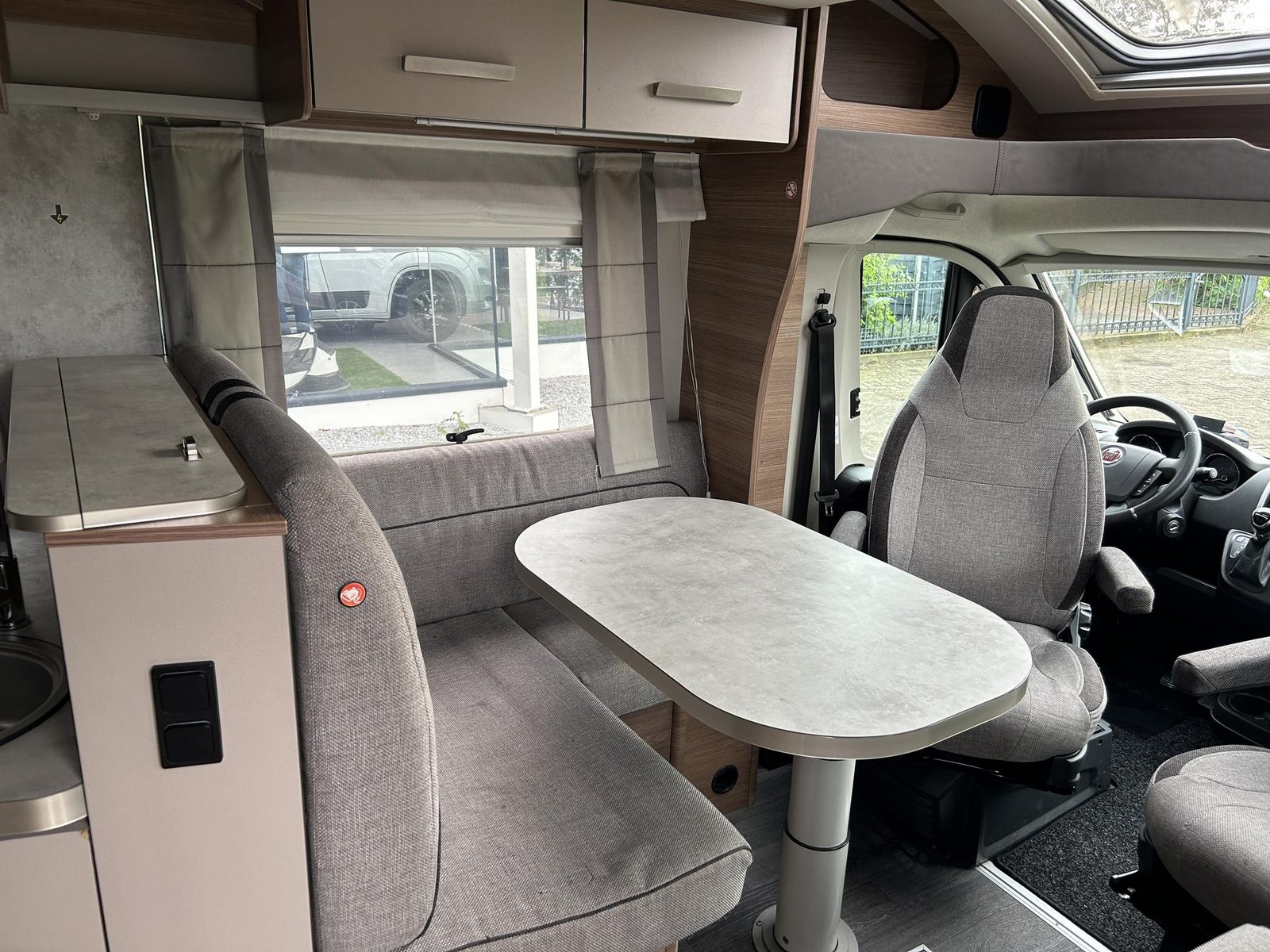 REH81 - Knaus Live Wave 700 MEG