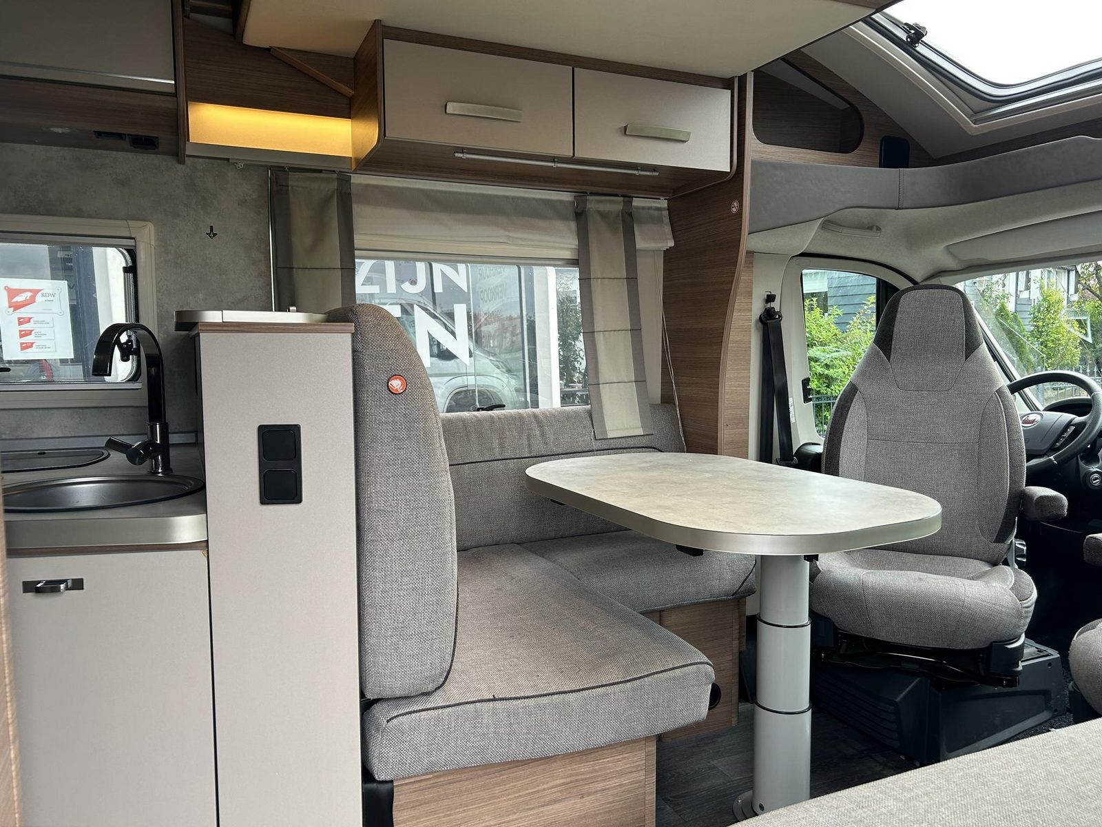 REH81 - Knaus Live Wave 700 MEG