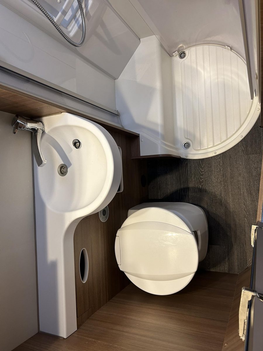 REH81 - Knaus Live Wave 700 MEG