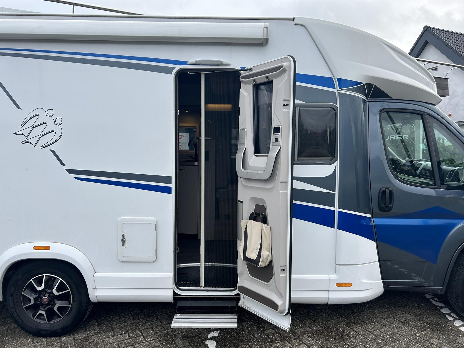 REH81 - Knaus Live Wave 700 MEG