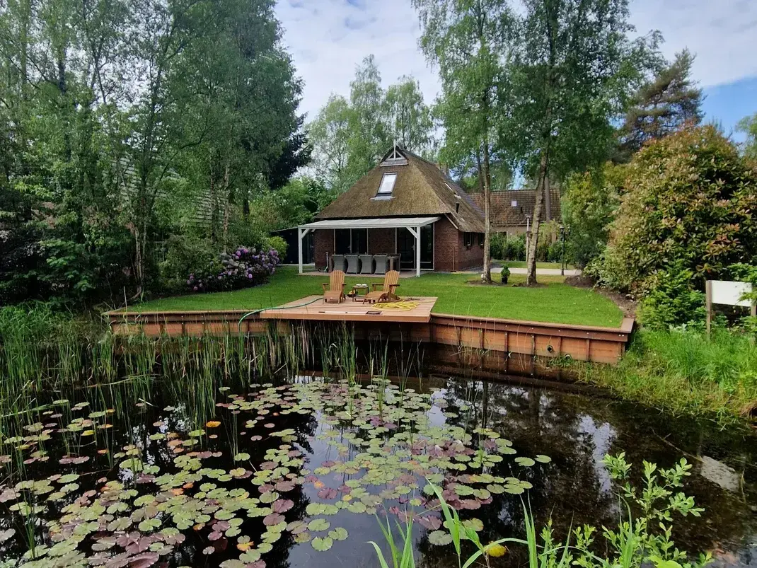 Comfortabele bungalow voor 6 volwassenen en 2 kinderen, met jacuzzi, 3 slaapkamers, 2 badkamers en een bedstee.