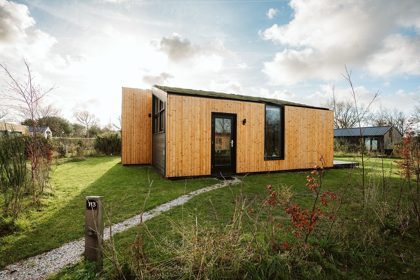 Neues Ferienhaus für bis zu 5 Personen im Vakantiepark De Klepperstee in Ouddorp, mit 2 Schlafzimmern, privater Terrasse und Strandnähe.