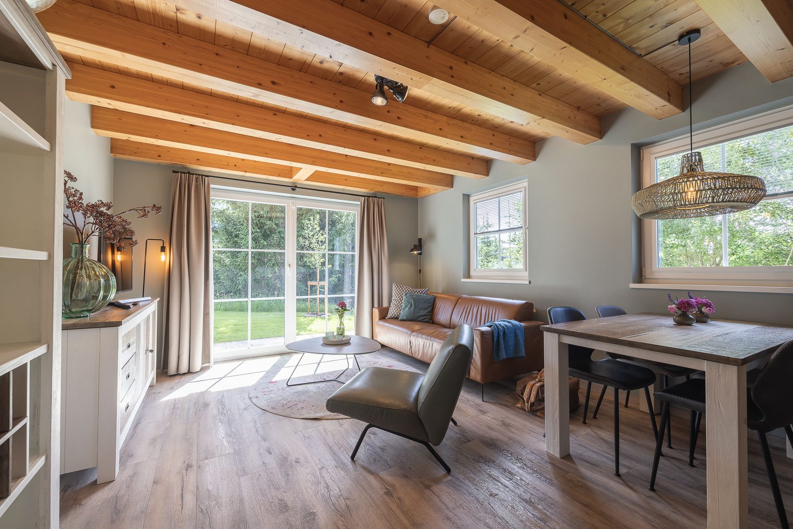 3-kamer appartement in vrijstaand chalet met terras