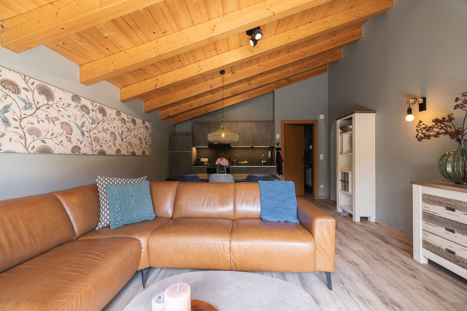 4-kamer appartement in vrijstaand chalet met balkon