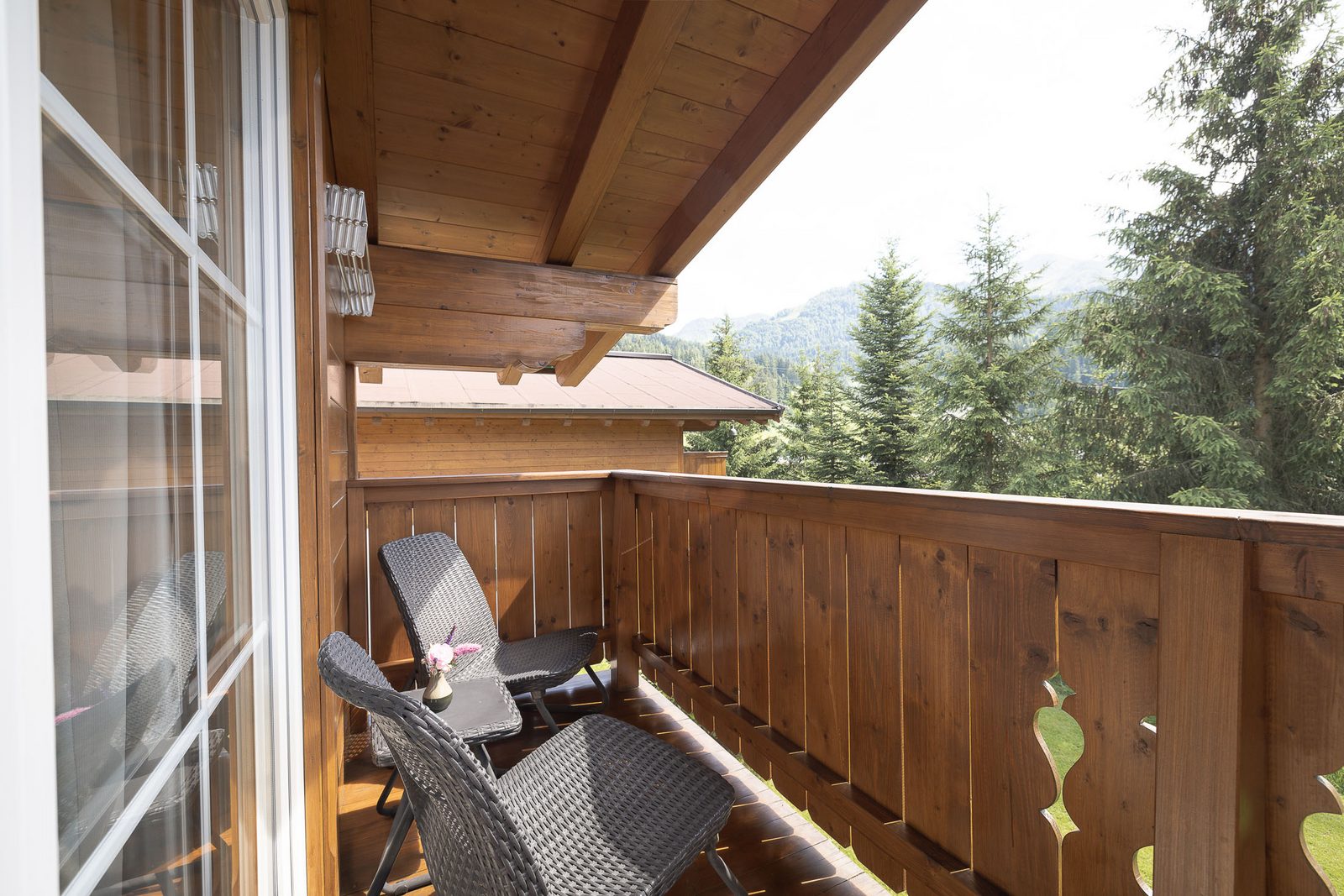 4-kamer appartement in vrijstaand chalet met balkon